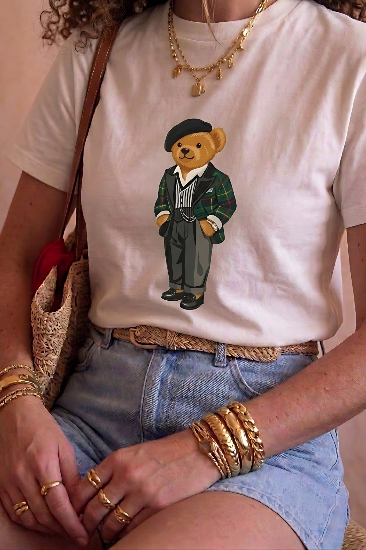 Kadın Oversize Tişört Parisian Bear Baskılı Beyaz – Bisiklet Yaka, Rahat Kalıp, %100 Pamuk