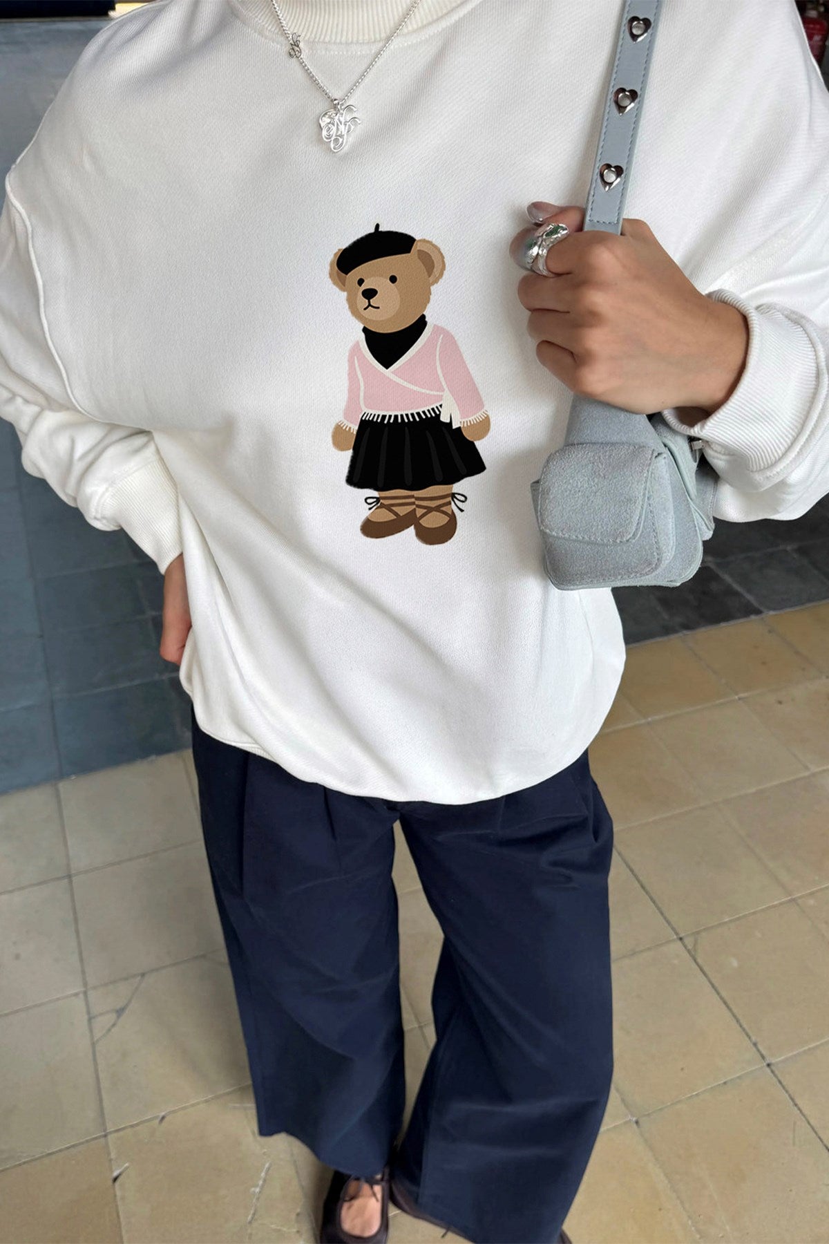 Kadın Oversize Sweatshirt Ballerina Bear Baskılı Beyaz – Bisiklet Yaka, 3 İplik Şardonlu Polar
