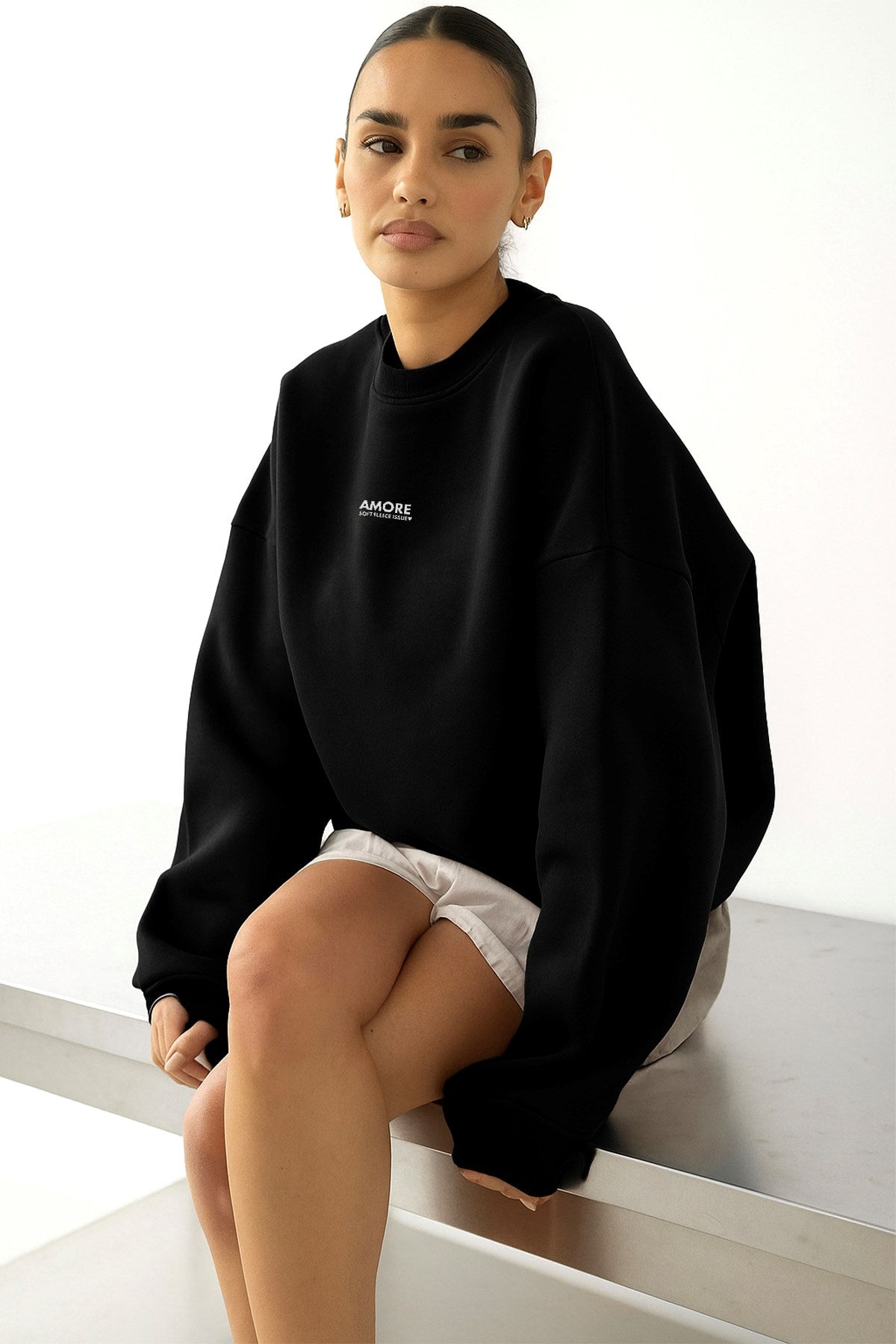 Kadın Oversize Sweatshirt AMORE Siyah – Bisiklet Yaka, 3 İplik Şardounlu Polar