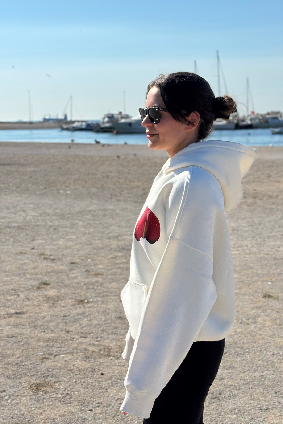 Oversize Kadın Sweatshirt Hoodie Flamingo Çiçeği Baskılı Beyaz – Kapüşonlu, Cepli, 3 İplik Polar