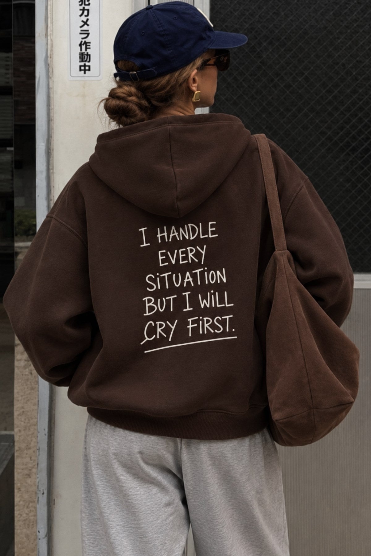 Kadın Oversize Hoodie Cry First Baskılı Kahverengi – Kapüşonlu, Kanguru Cepli, Düşük Omuz