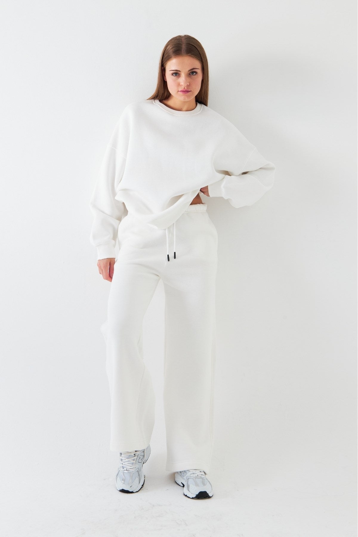 Unisex Oversize Eşofman Takımı Basic Beyaz – Bisiklet Yaka, Boru Paça, 3 İplik Şardonlu Polar