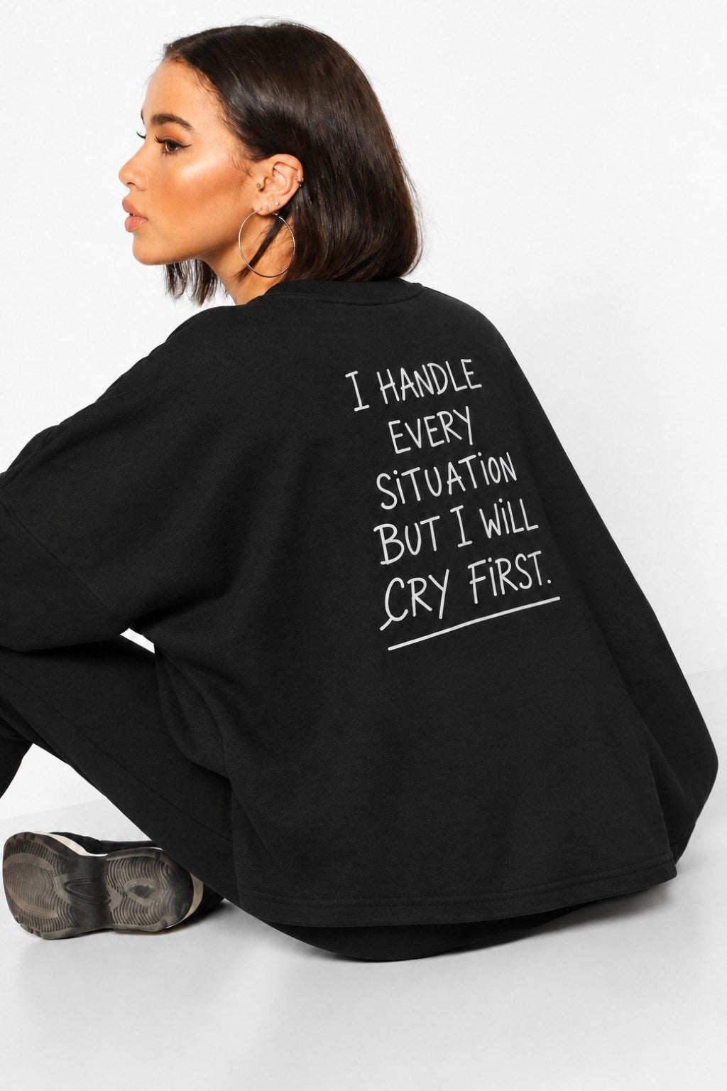 Kadın Relaxed Fit Sweatshirt Cry First Baskılı Siyah – Bisiklet Yaka, 3 İplik Şardonsuz, Düşük Omuz