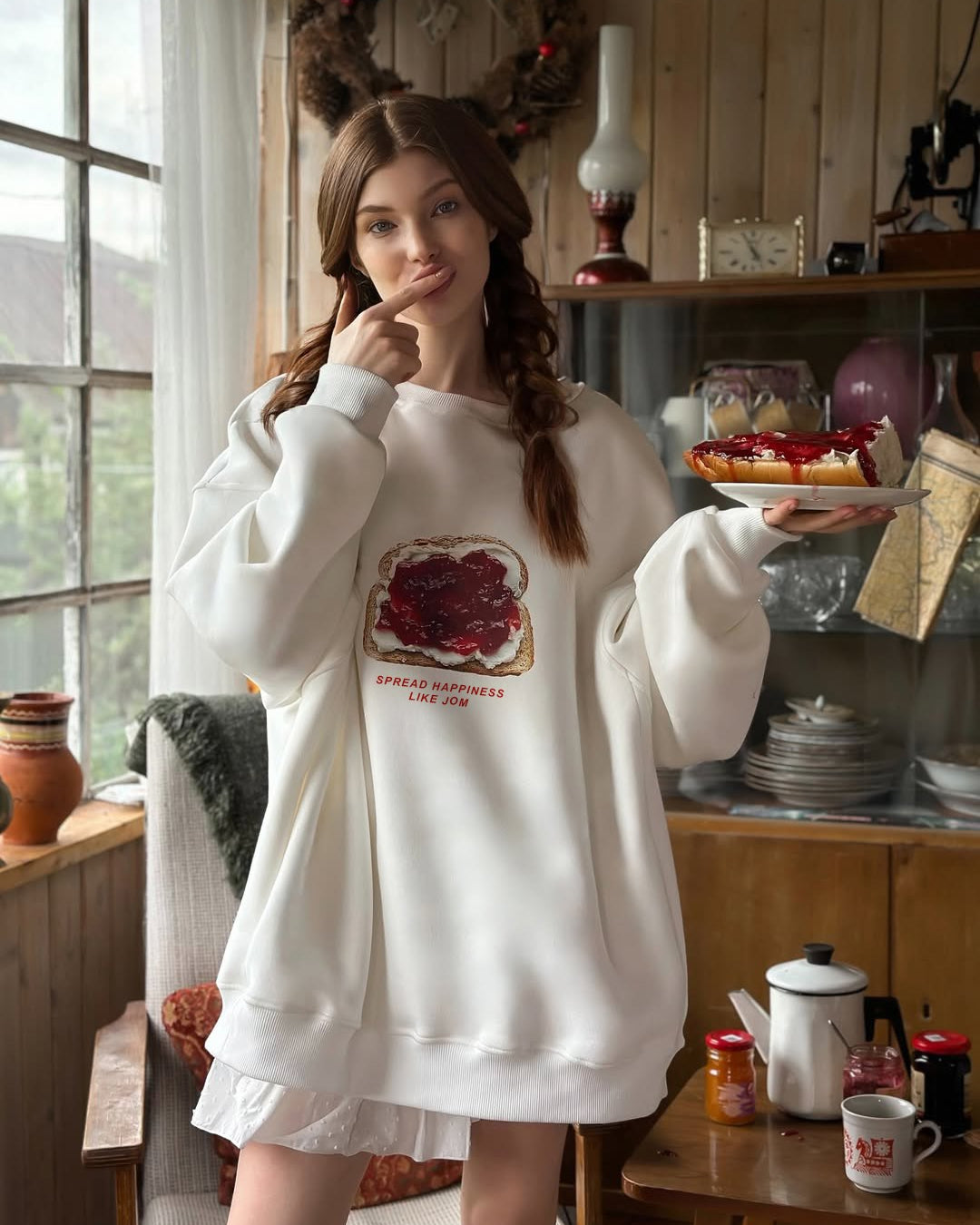Kadın Oversize Sweatshirt Elbise  Bakery Reçelli Tost Baskılı Beyaz – Bisiklet Yaka, 3 İplik Polar