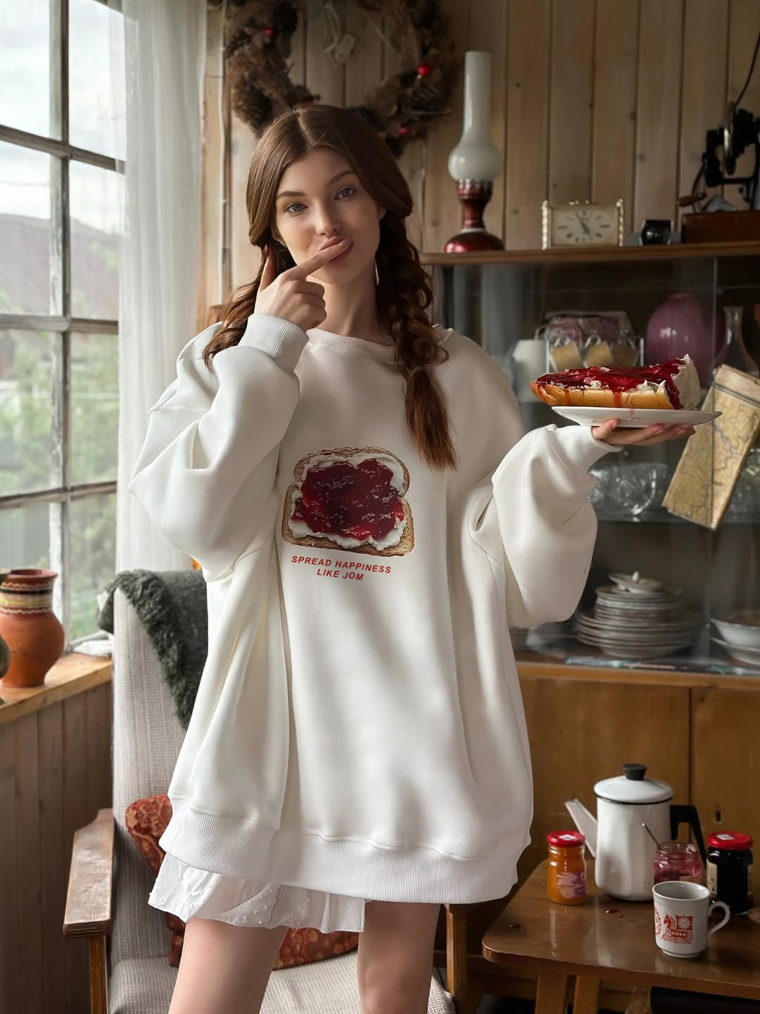 Kadın Oversize Sweatshirt Elbise  Bakery Reçelli Tost Baskılı Beyaz – Bisiklet Yaka, 3 İplik Polar