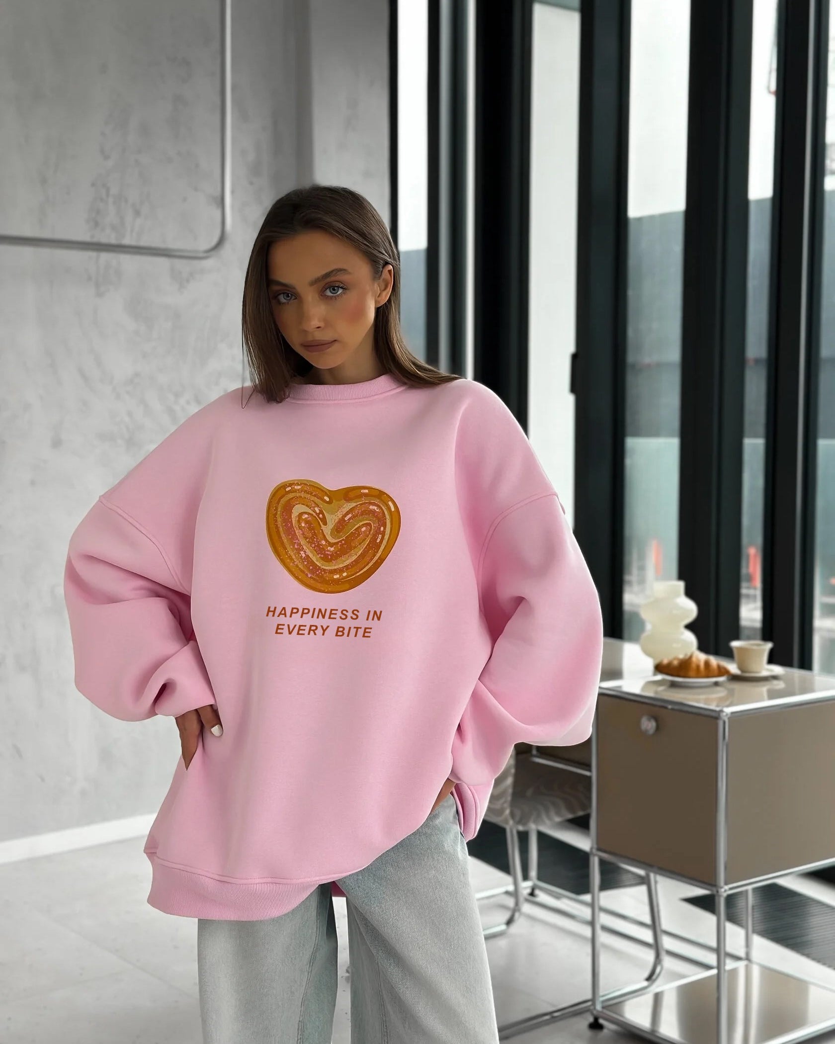 Kadın Oversize Sweatshirt Elbise Bakery Kalpli Palmier Baskılı Pembe – Bisiklet Yaka, 3 İplik Polar