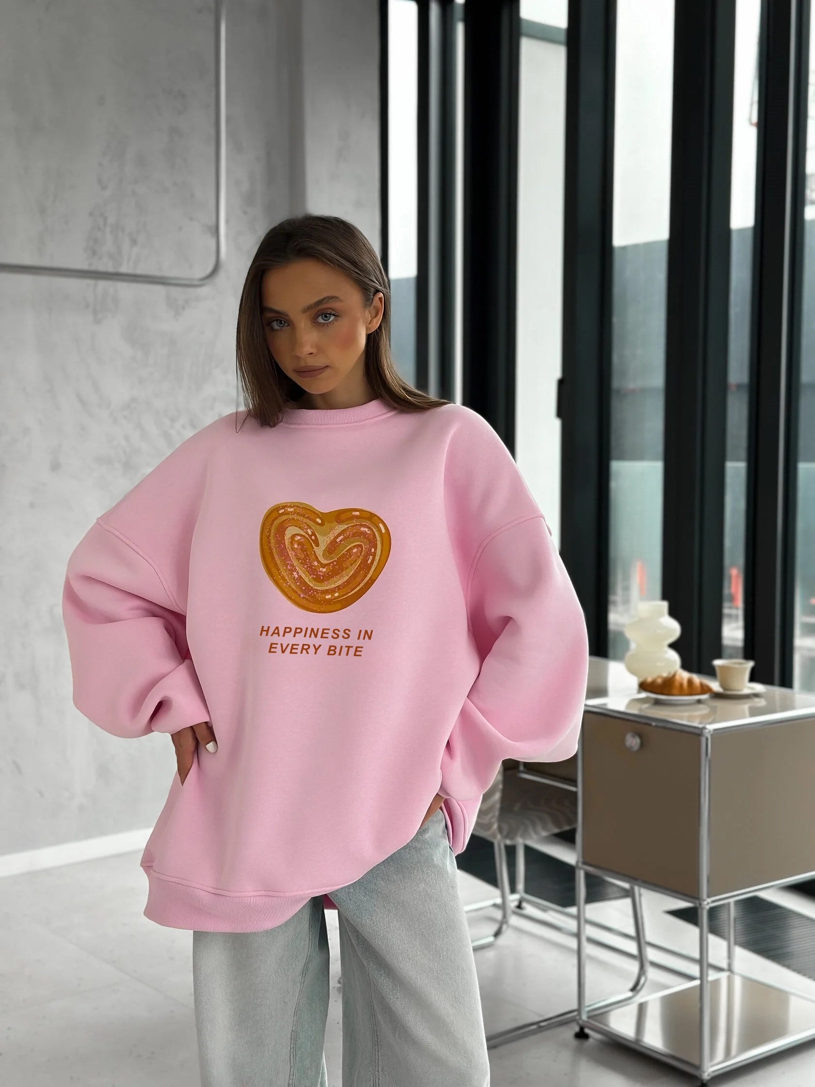 Kadın Oversize Sweatshirt Elbise Bakery Kalpli Palmier Baskılı Pembe – Bisiklet Yaka, 3 İplik Polar