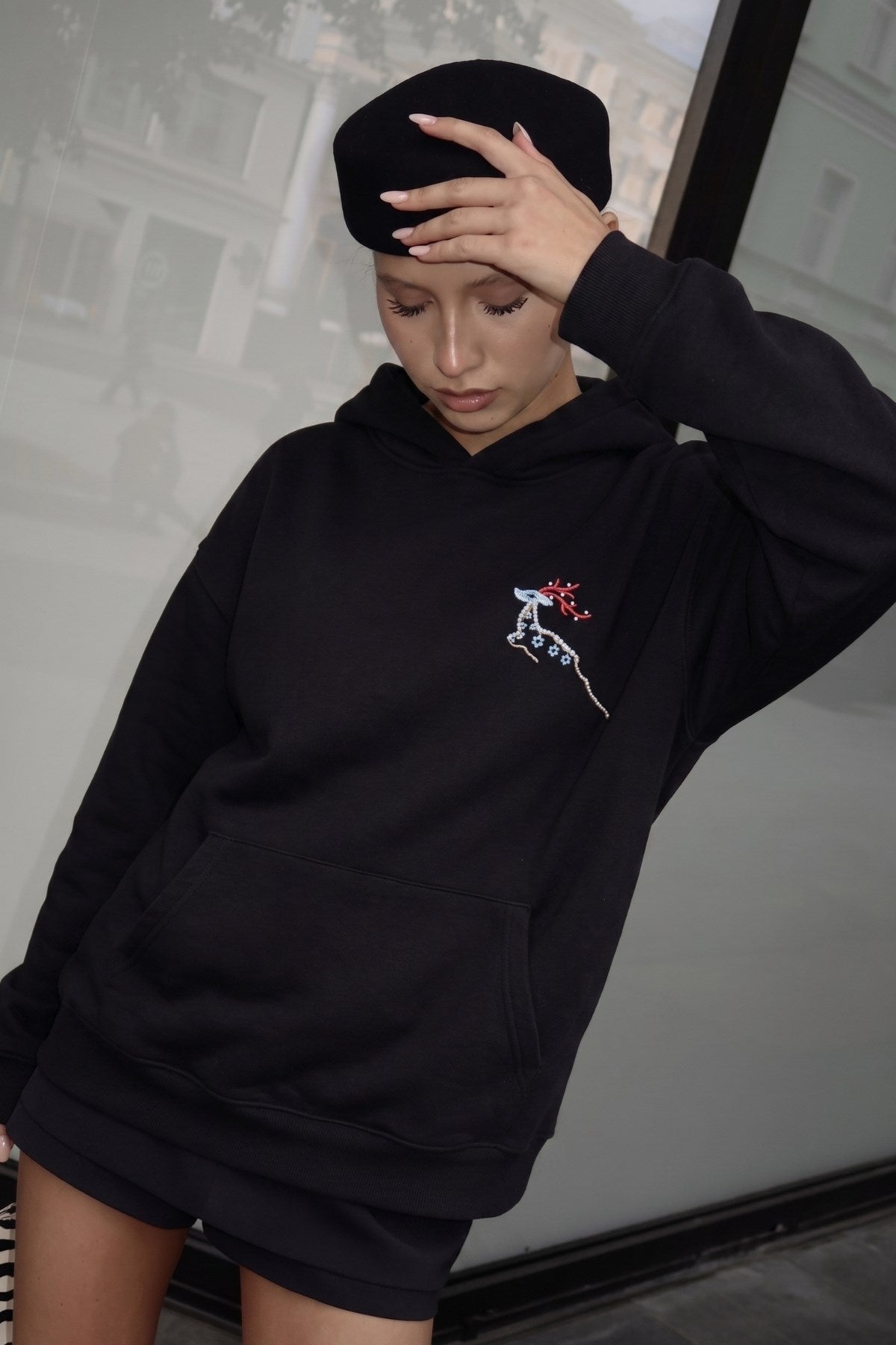 Kadın Oversize Hoodie Geyik Nakışlı Siyah – Kapüşonlu, Kanguru Cepli, 3 İplik Şardonlu Polar