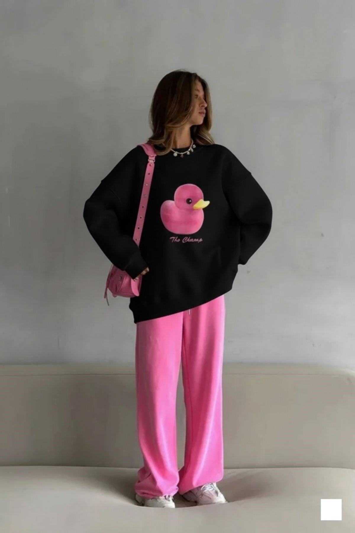  Kadın Siyah Bisiklet Yaka Sweatshirt Elbise– Pembe Ördek Baskılı 3 İplik Şardonlu Oversize