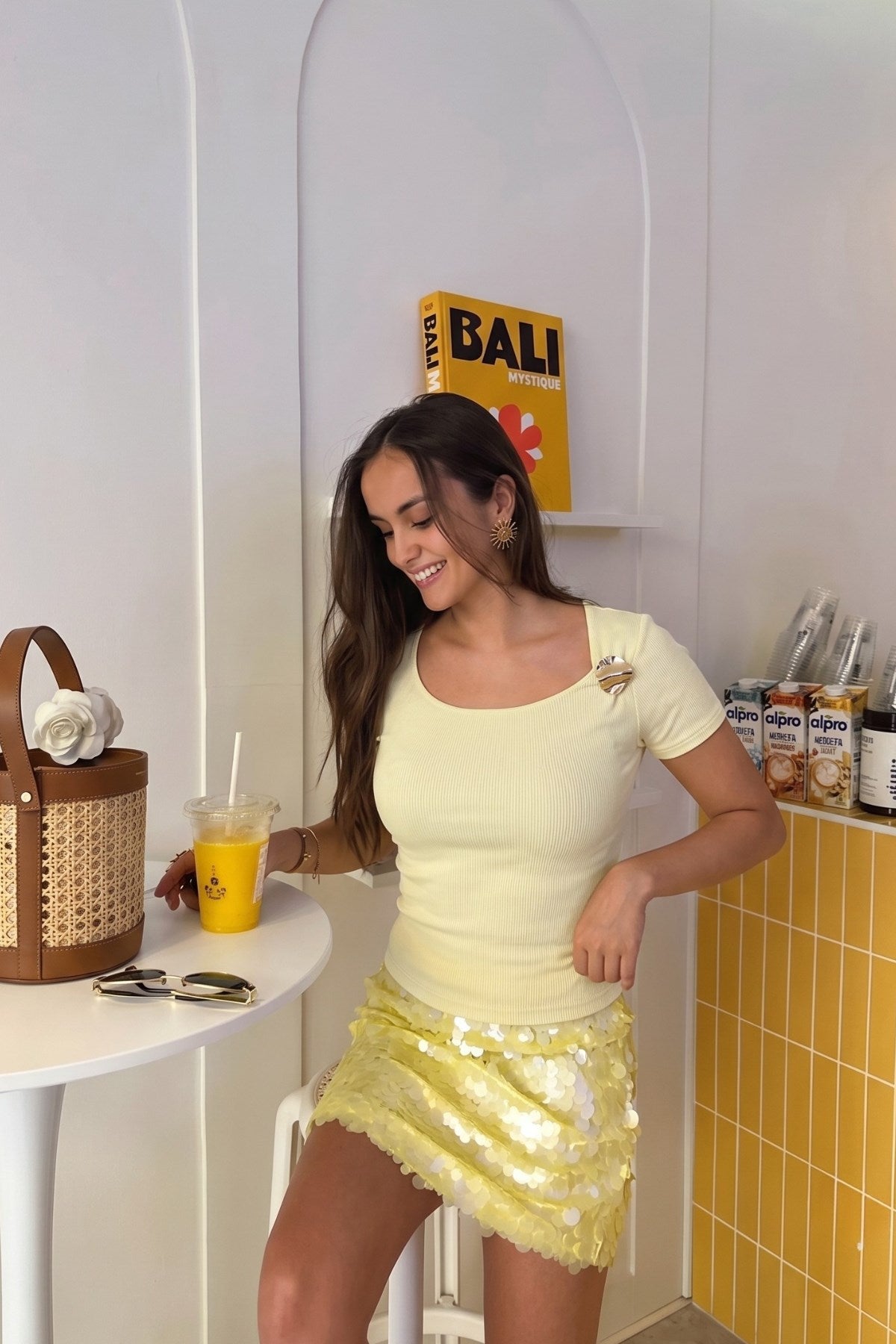 Kadın Fitilli Tişört Luna Glow  – Kare Yaka, Aksesuarlı, Rahat Kalıp, Modern Kesim