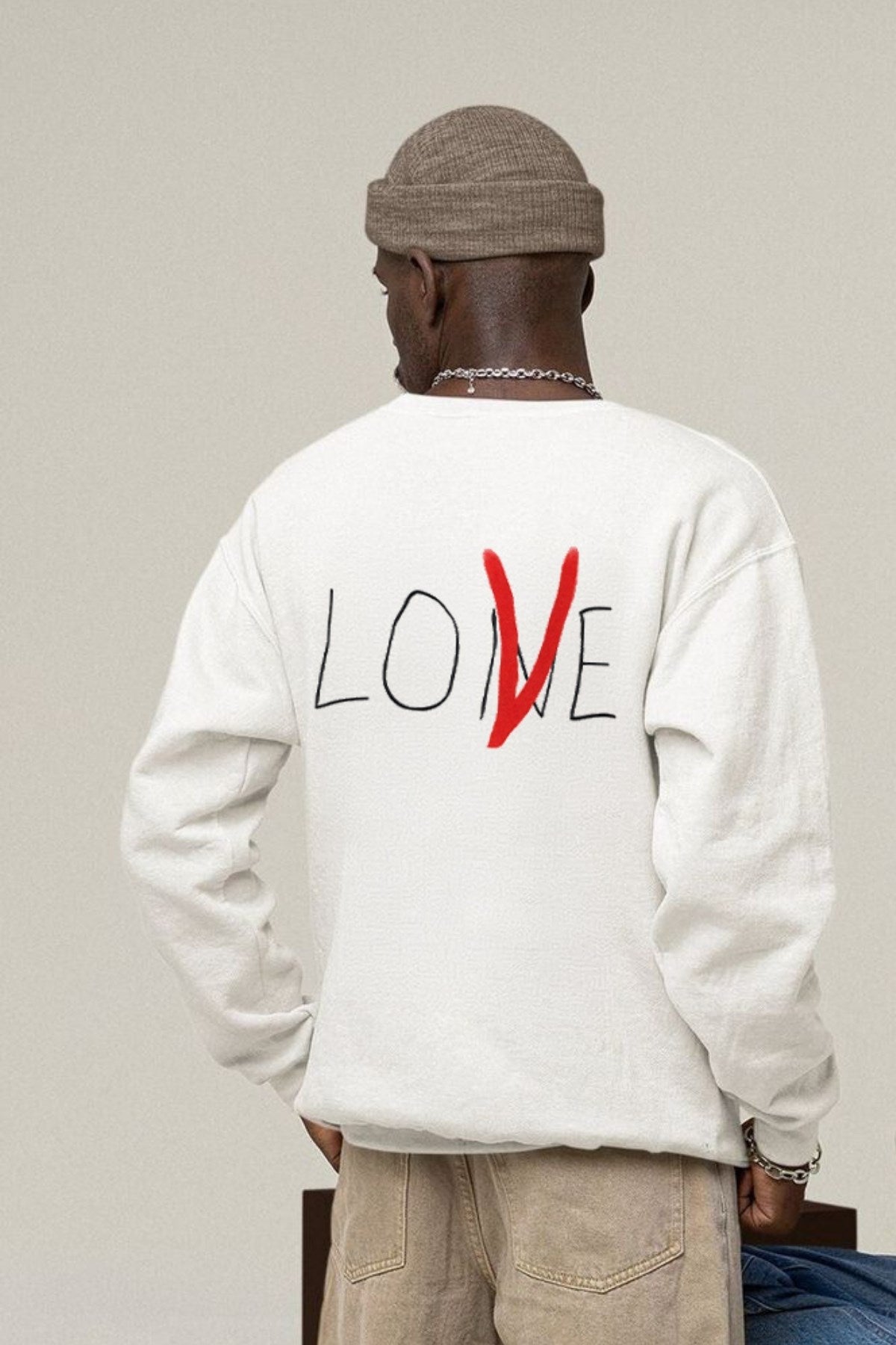 Unisex Oversize Sweatshirt V-Love Baskılı Beyaz – Bisiklet Yaka, Sevgilergünü, Couple, Hediye