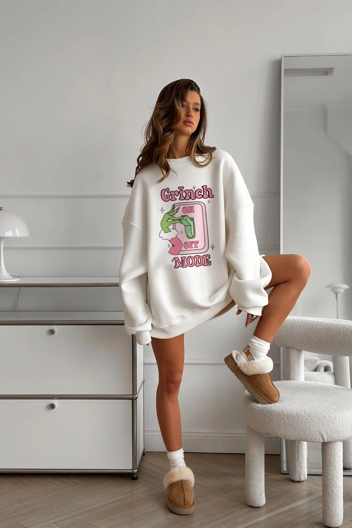 Kadın Oversize Sweatshirt Elbise Grinch Mode Baskılı Beyaz – Bisiklet Yaka, 3 İplik Şardonlu Polar