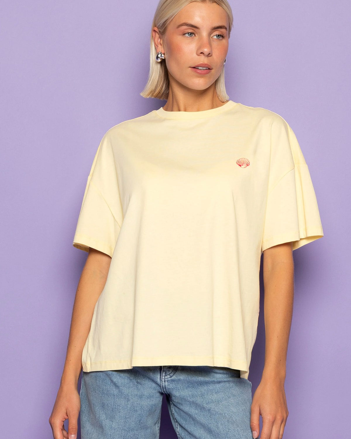 Kadın Oversize Tişört Mermaid’s Menu Baskılı Sarı – Bisiklet Yaka, %100 Pamuk Compact Süprem 24/1