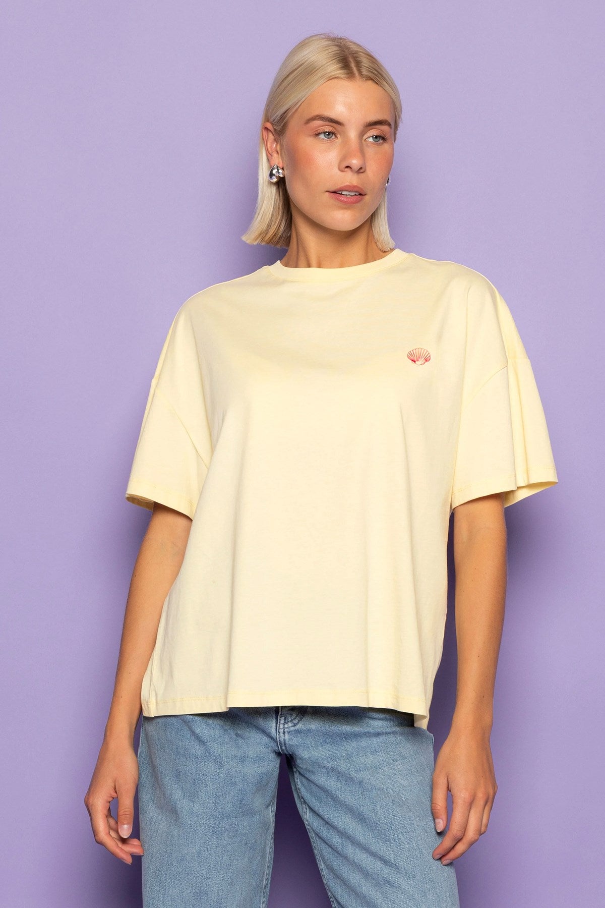Kadın Oversize Tişört Mermaid’s Menu Baskılı Sarı – Bisiklet Yaka, %100 Pamuk Compact Süprem 24/1