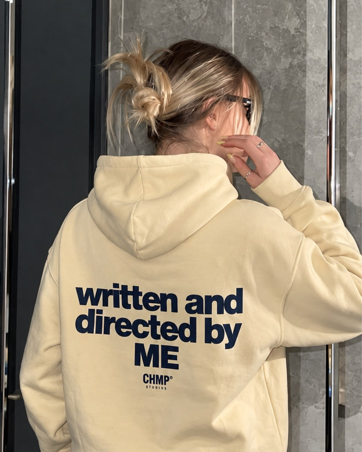 Kadın Oversize Hoodie Written & Directed Baskılı Sarı – Kapüşonlu, Sırt Baskılı, 3 İplik