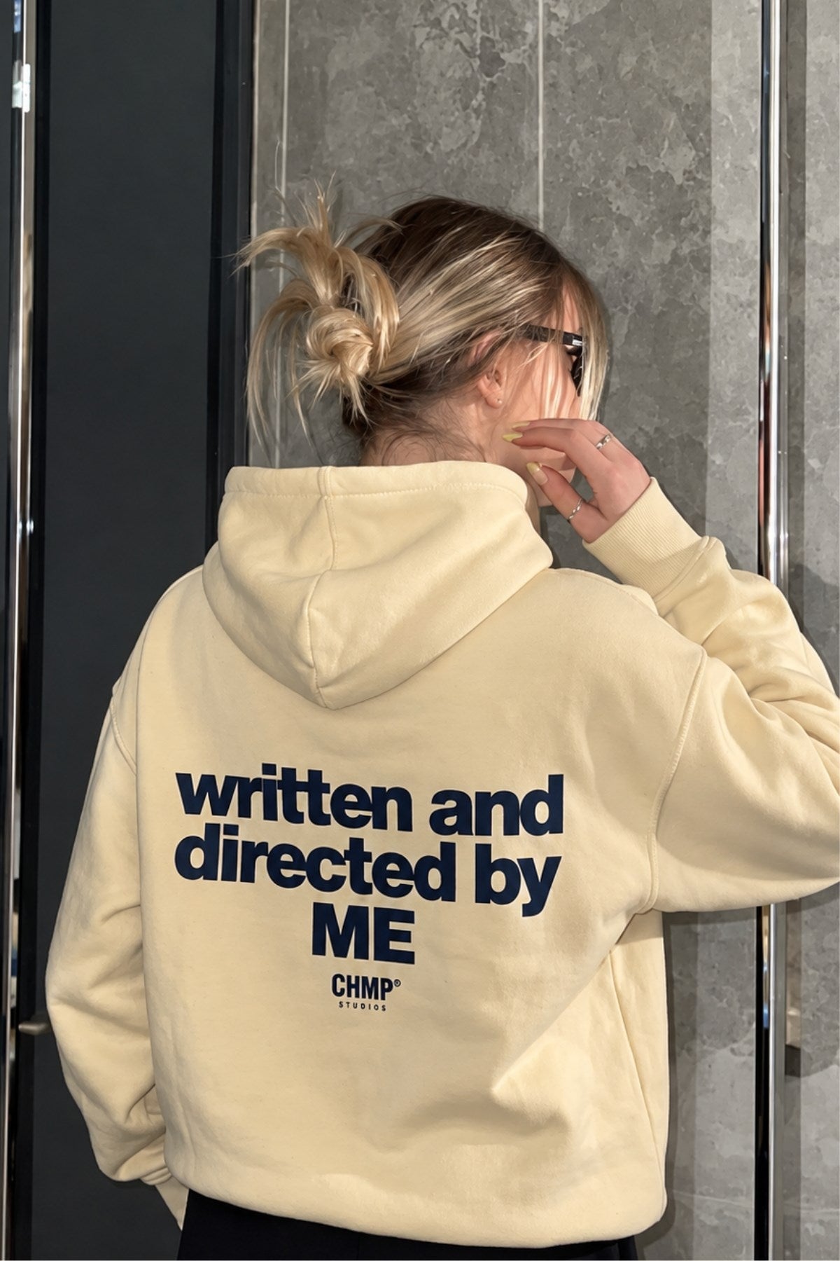 Kadın Oversize Hoodie Written & Directed Baskılı Sarı – Kapüşonlu, Sırt Baskılı, 3 İplik