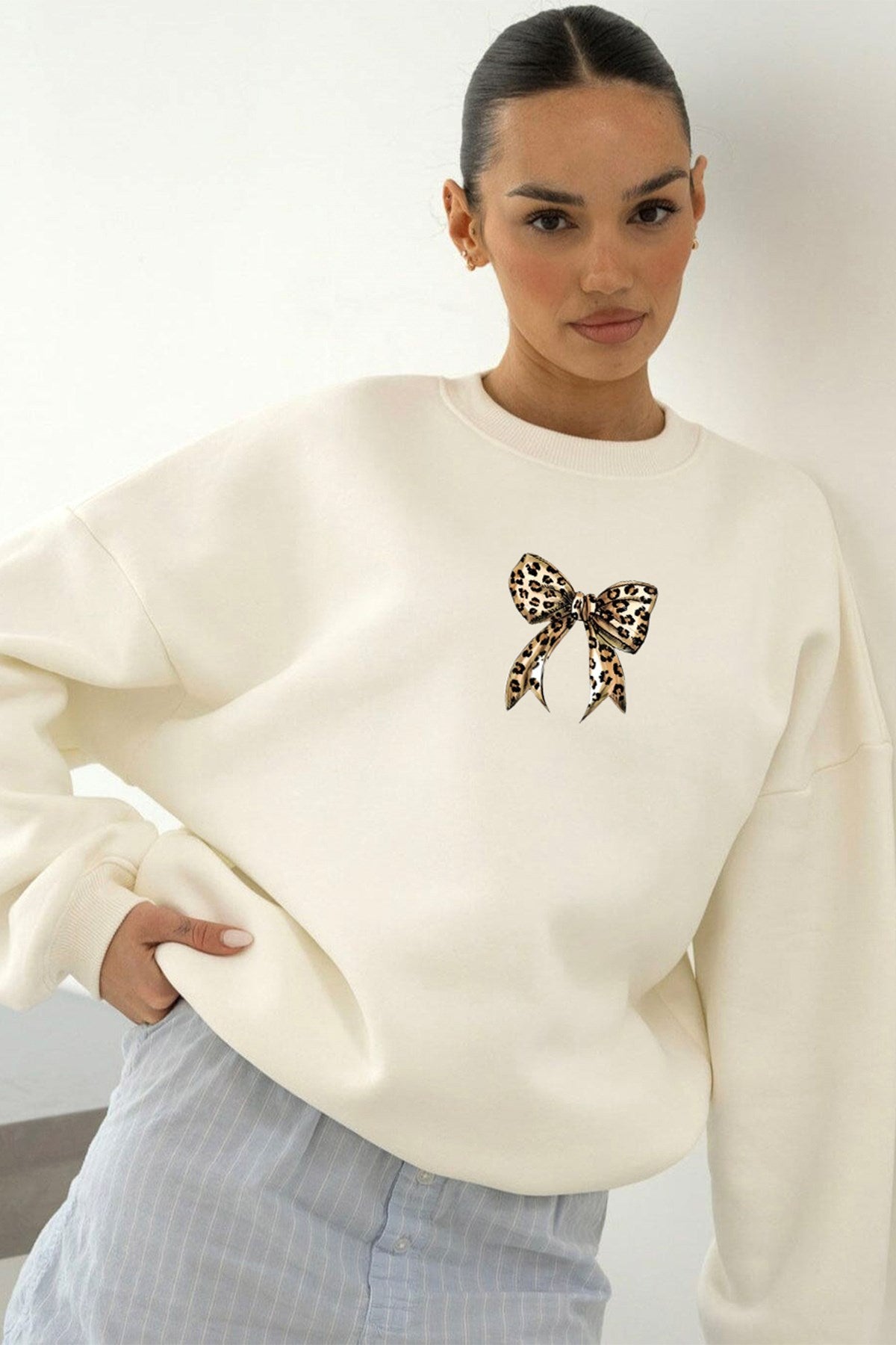 Kadın Oversize Sweatshirt Leo Kurdele Baskılı Beyaz – Bisiklet Yaka, 3 İplik Şardonlu Polar
