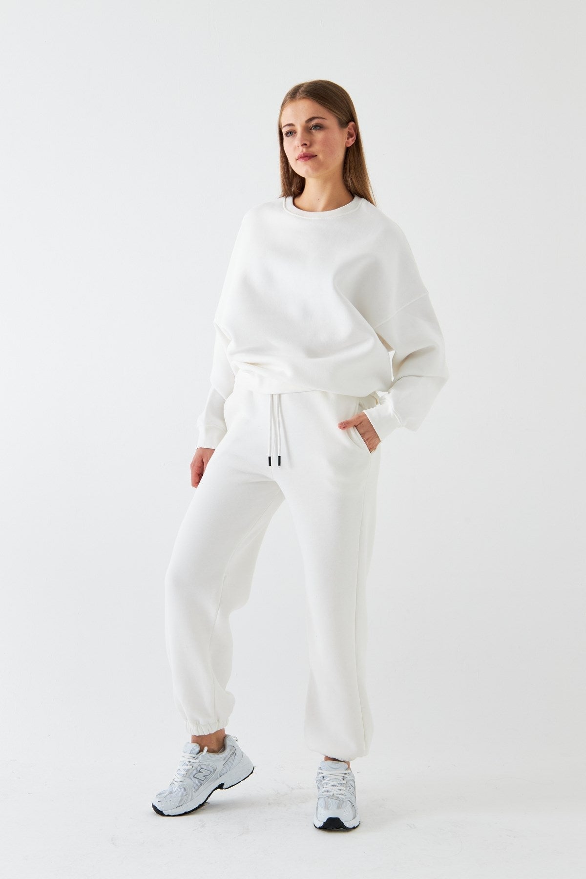 Unisex Oversize Eşofman Takımı Basic Beyaz – Bisiklet Yaka, Lastikli Paça, 3 İplik Şardonlu Polar