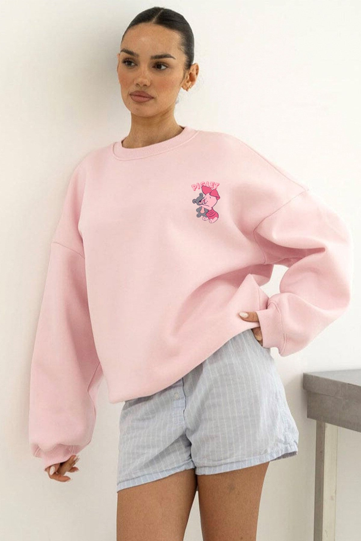 Kadın Oversize Sweatshirt Piglet Hugs Baskılı Pembe – Bisiklet Yaka, 3 İplik Şardonlu Polar