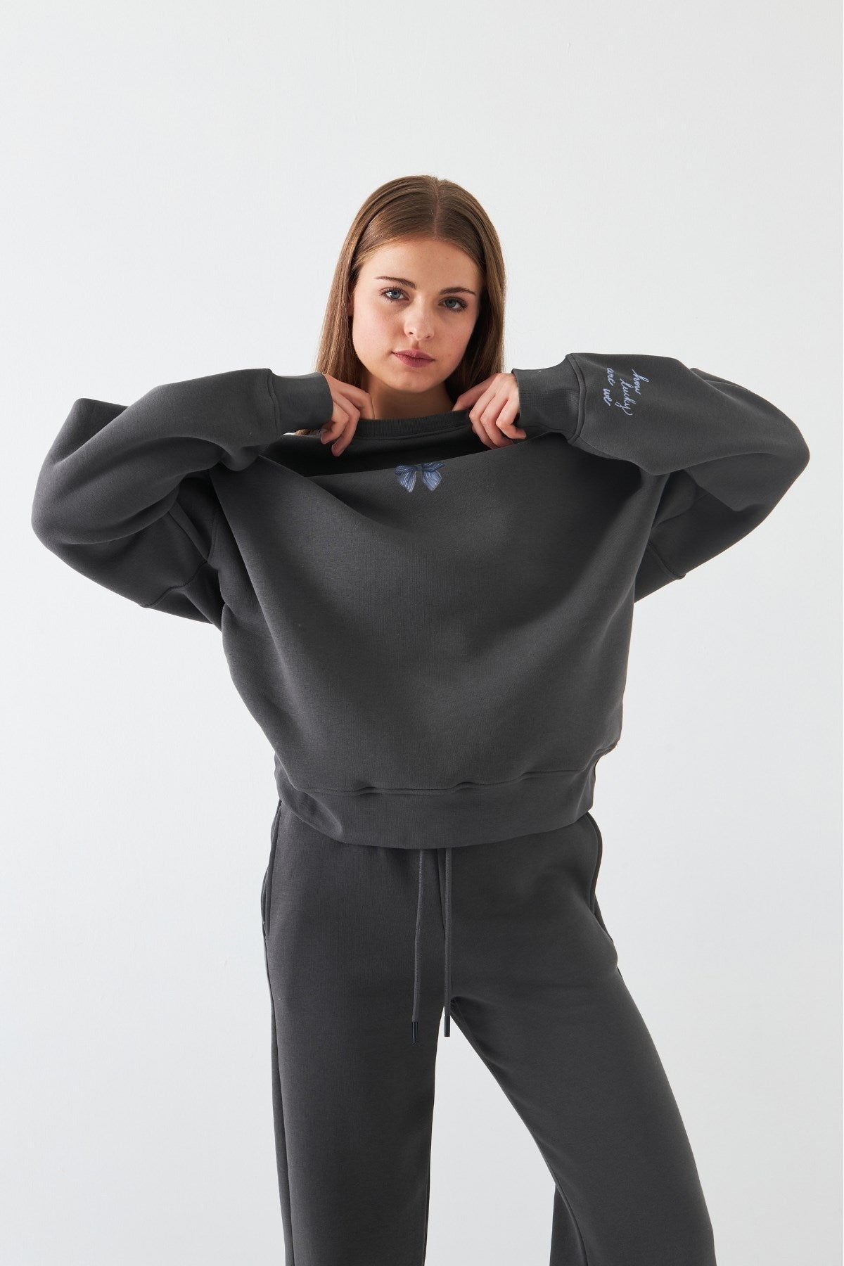 Kadın Oversize Sweatshirt How Lucky Are We Baskılı Füme– Bisiklet Yaka, 3 İplik Şardonlu Polar