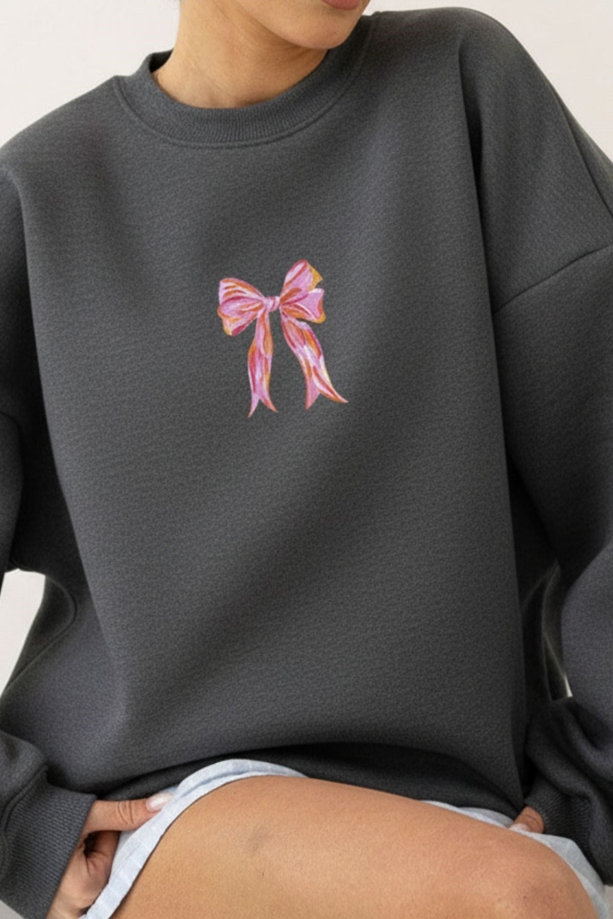 Kadın Oversize Sweatshirt Pembe Kurdele Baskılı Füme Melanj– Bisiklet Yaka, 3 İplik Şardonlu Polar