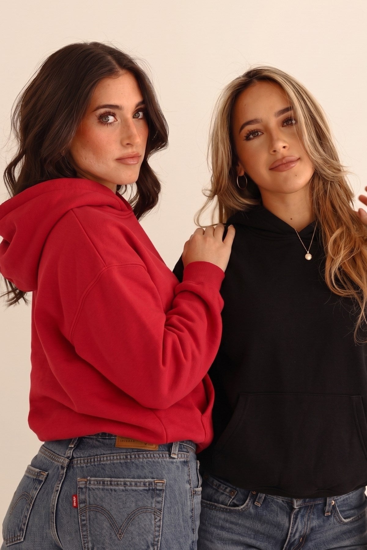 Unisex 2’li Oversize Basic Hoodie Siyah & Kırmızı – Kapüşonlu, Cepli, 3 İplik Şardonlu Polar