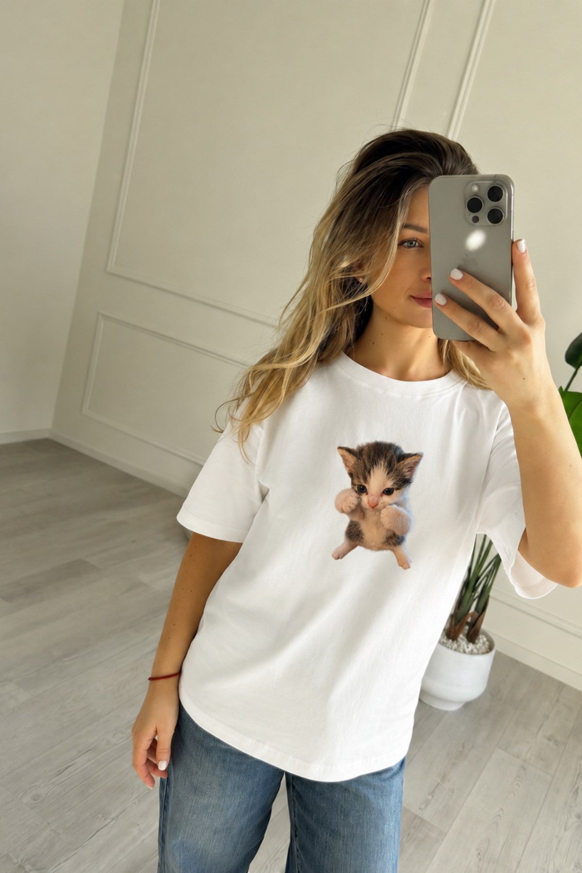 Kadın Oversize Tişört Scuba Cat Baskılı Beyaz – Bisiklet Yaka, Rahat Kalıp, %100 Pamuk