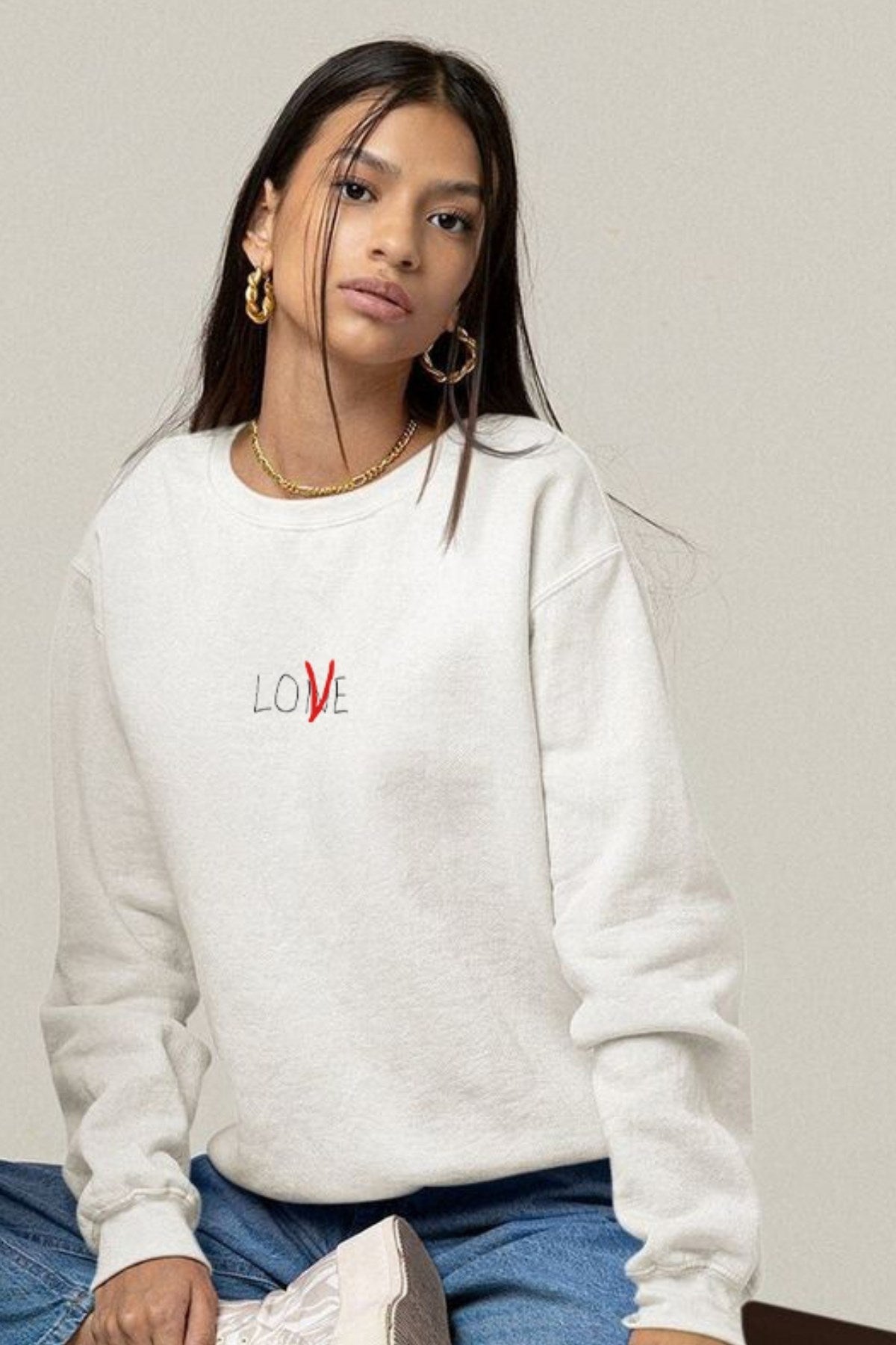 Unisex Oversize Sweatshirt V-Love Baskılı Beyaz – Bisiklet Yaka, Sevgilergünü, Couple, Hediye