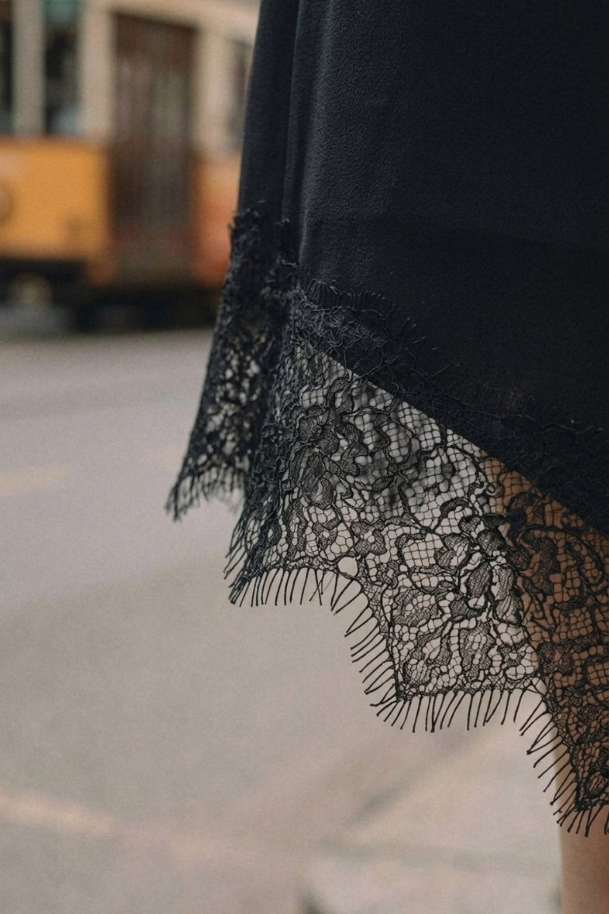 Kadın Noire Lace Asimetrik Mini Etek Siyah – Dantel Detaylı, Yandan Yarım Fermuarlı