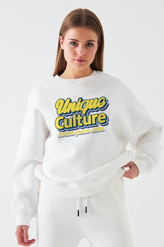 Kadın Oversize Sweatshirt Unique Culture Baskılı Beyaz – Bisiklet Yaka, 3 İplik Şardonlu Polar
