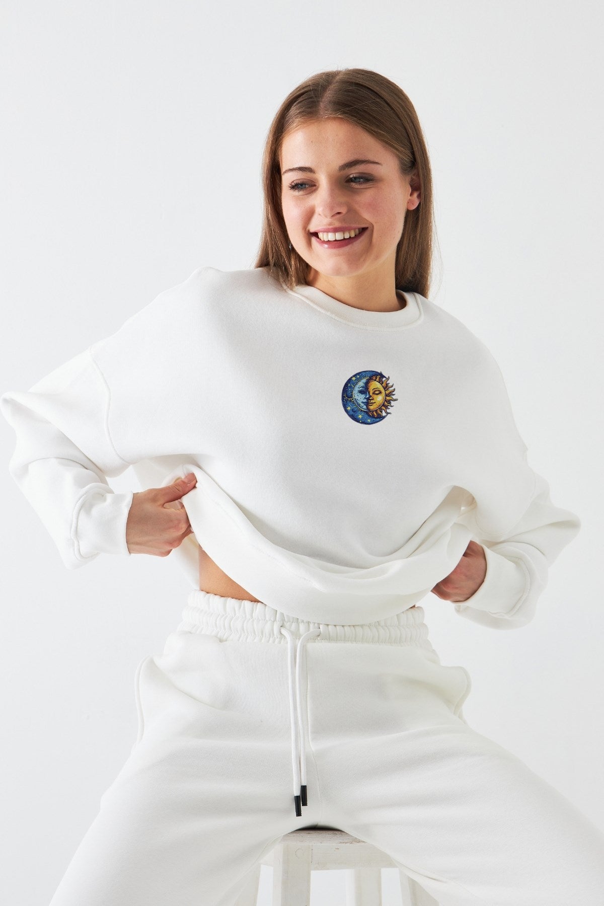 Kadın Oversize Sweatshirt Sun & Moon Baskılı Beyaz – Bisiklet Yaka, 3 İplik Şardonlu Polar