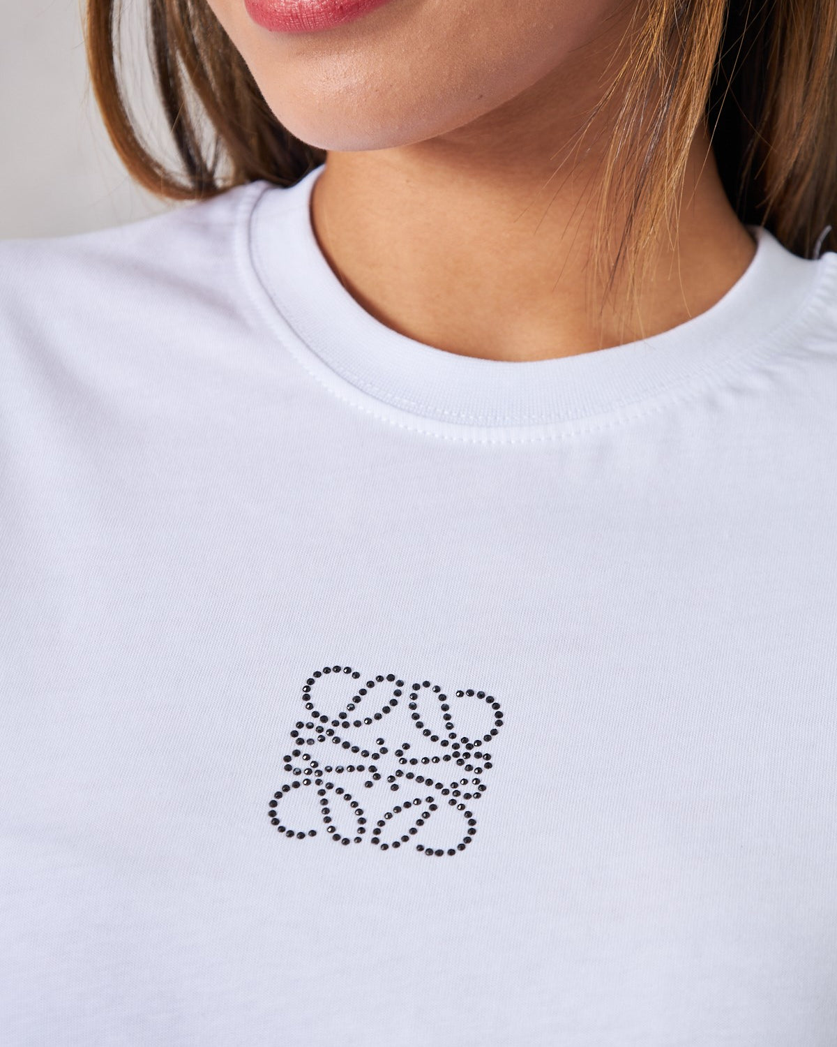 Siyah Taş Baskılı Beyaz Kadın T-Shirt