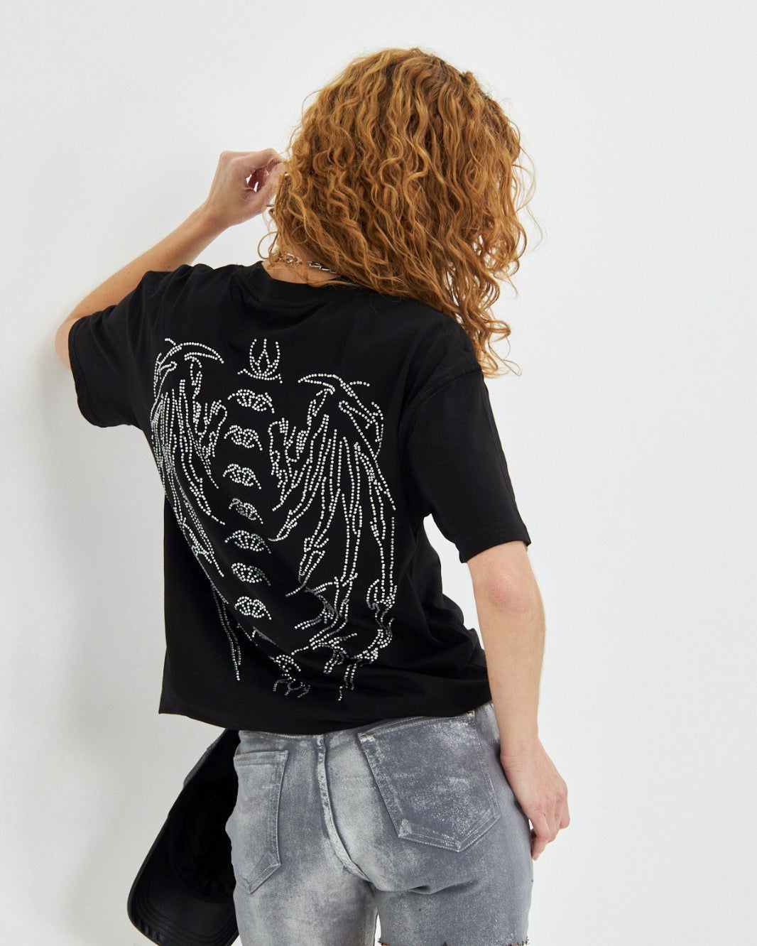 Kadın Siyah Taş İşlemeli Oversize Tişört – İskelet Desenli, Rock Tarzı, Streetwear