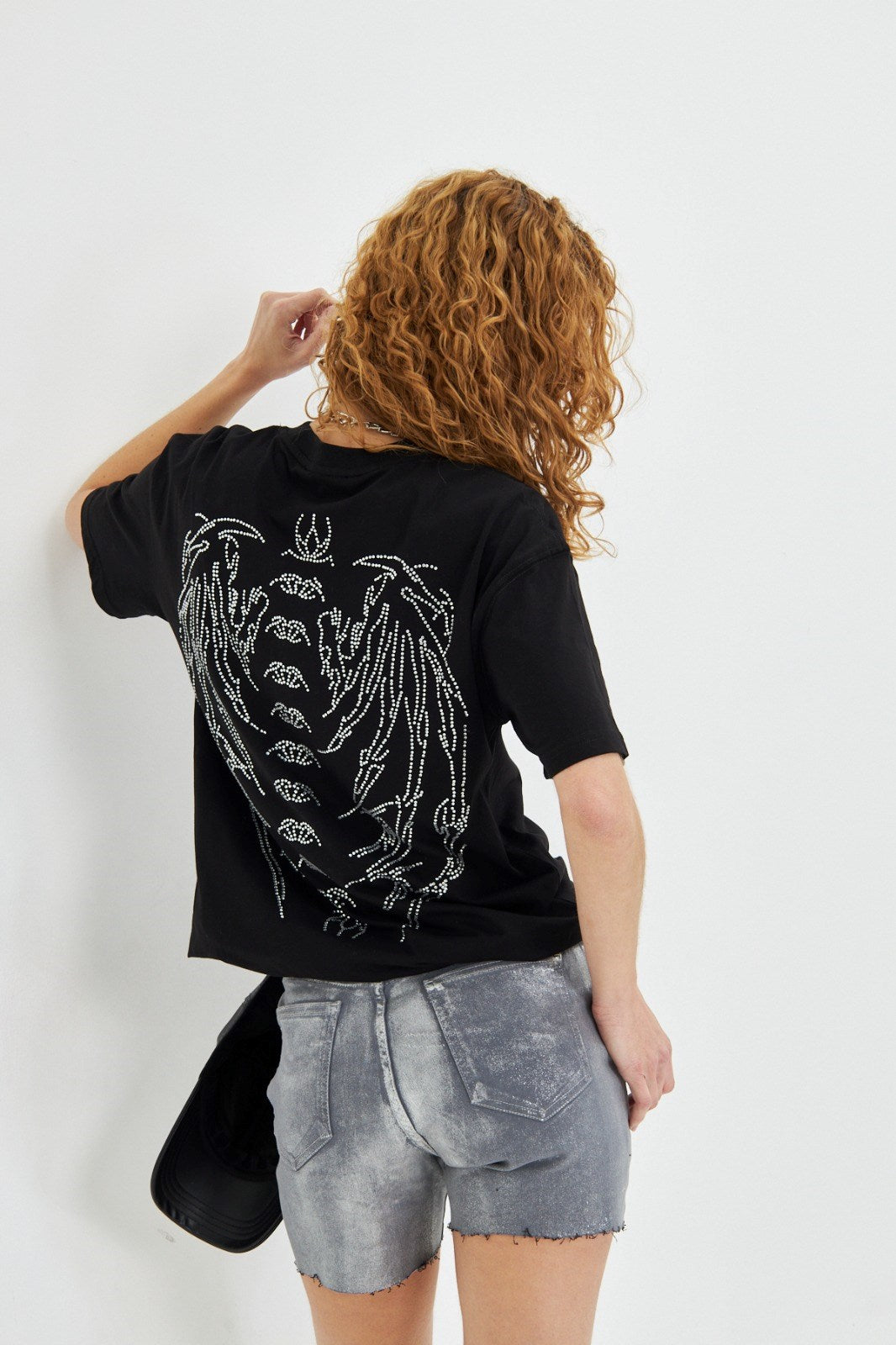 Kadın Siyah Taş İşlemeli Oversize Tişört – İskelet Desenli, Rock Tarzı, Streetwear