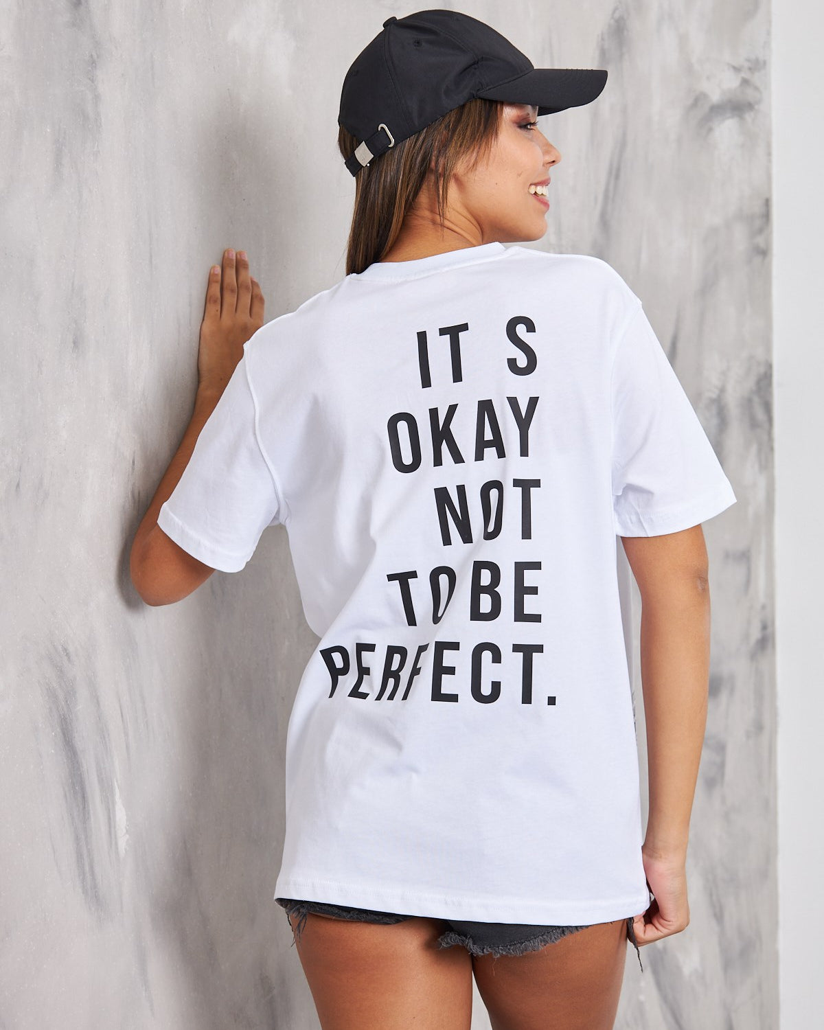 It's Okay Not To Be Perfect Yazılı Beyaz Kadın T-Shirt 