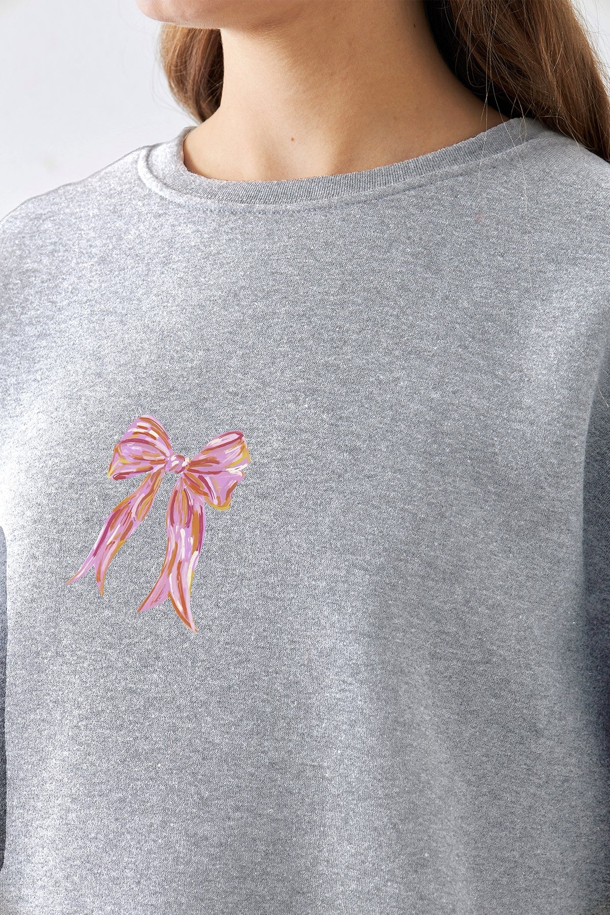 Kadın Oversize Sweat Elbise Pembe Kurdele Baskılı Gri Melanj – Bisiklet Yaka, 3 İplik Şardonlu Polar