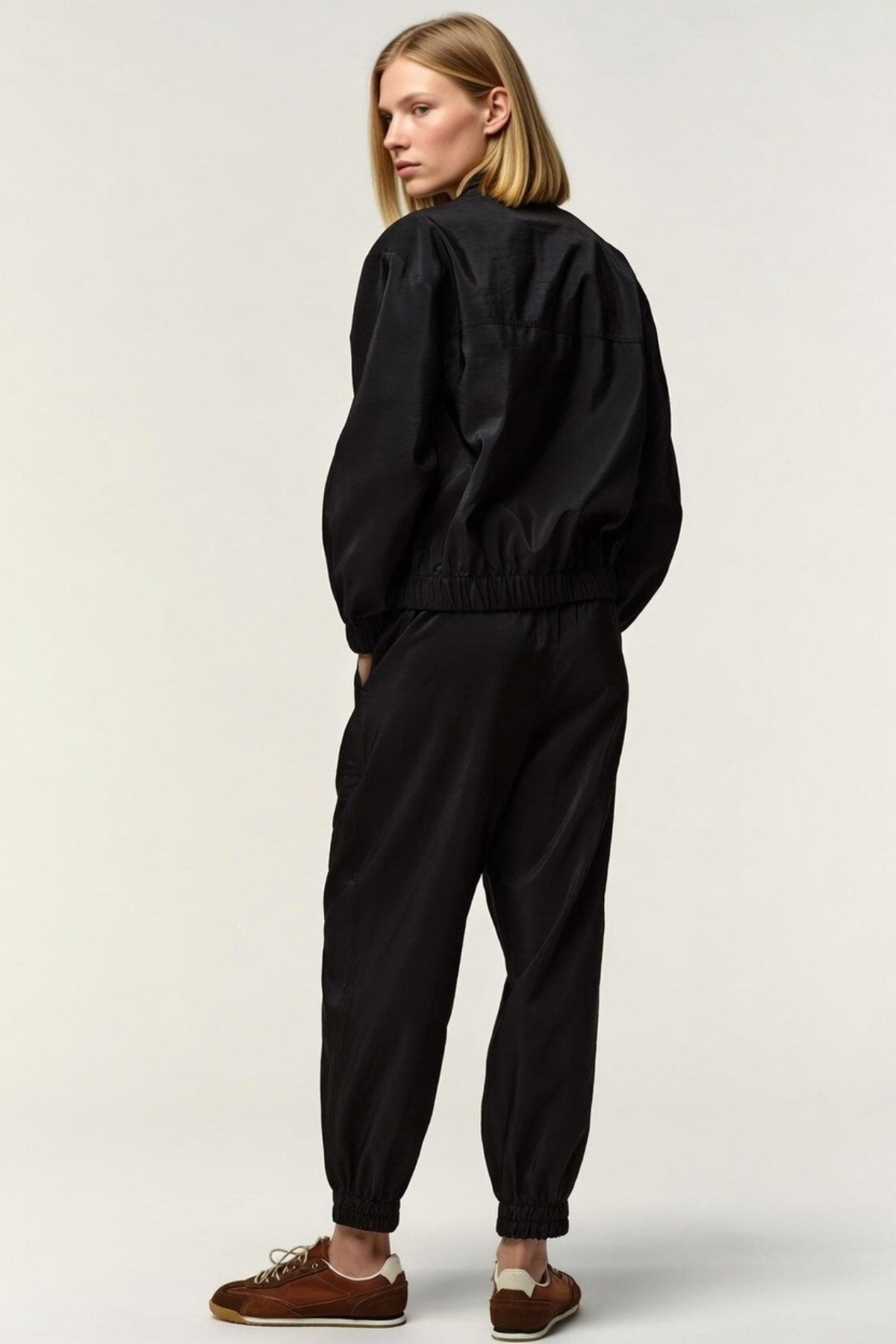 Kadın Paraşüt Kumaş Dik Yaka Bomber Ceket Siyah – Metal Fermuarlı, Kapak Cepli, Lastikli Bel & Paça