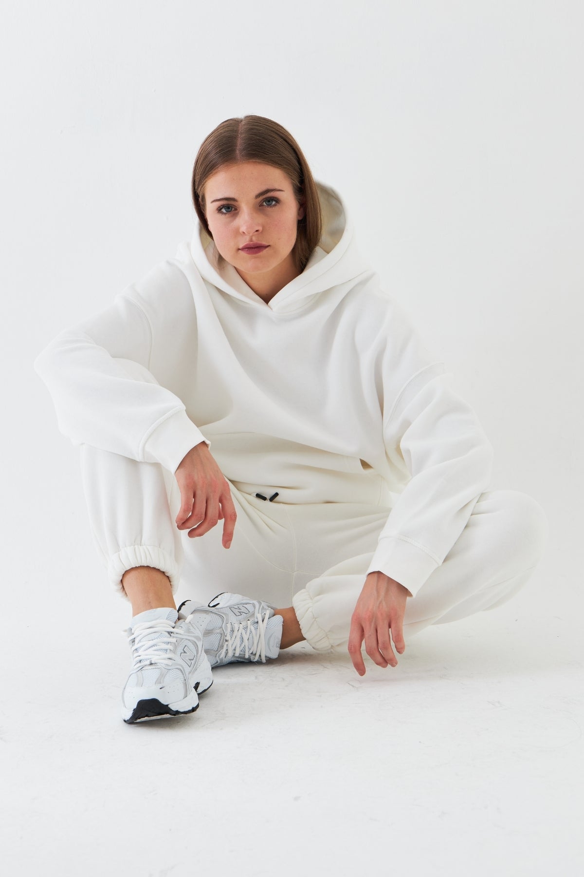 Oversize Unisex Eşofman Takımı Beyaz – Basic, 3 İplik Şardonlu Polar; Kapüşonlu Üst, Lastikli Alt