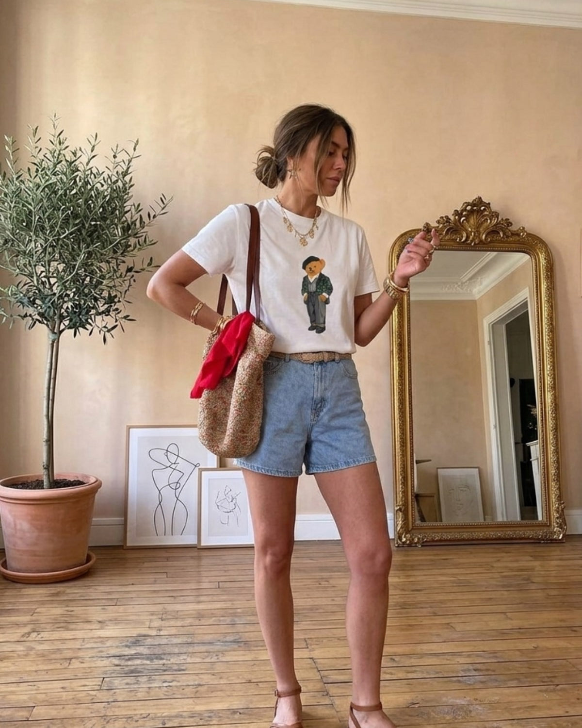 Kadın Oversize Tişört Parisian Bear Baskılı Beyaz – Bisiklet Yaka, Rahat Kalıp, %100 Pamuk