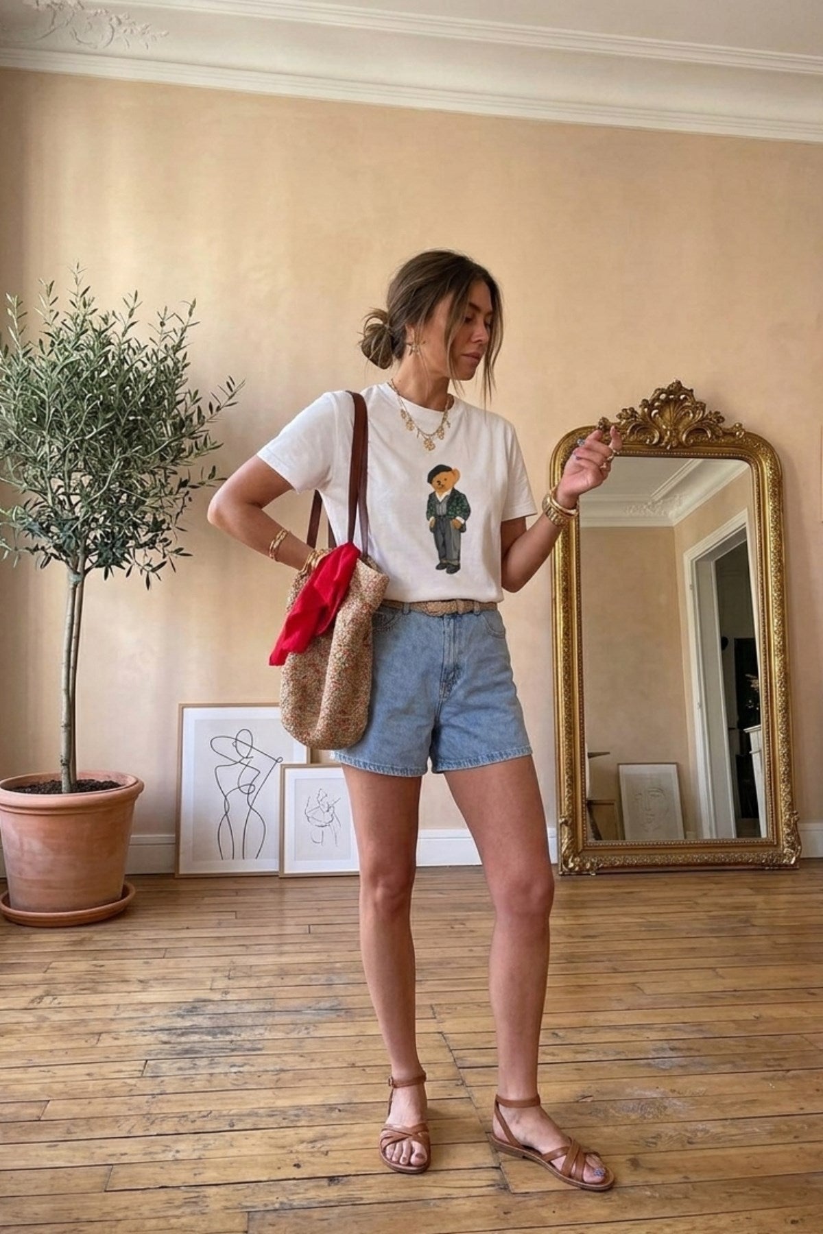 Kadın Oversize Tişört Parisian Bear Baskılı Beyaz – Bisiklet Yaka, Rahat Kalıp, %100 Pamuk