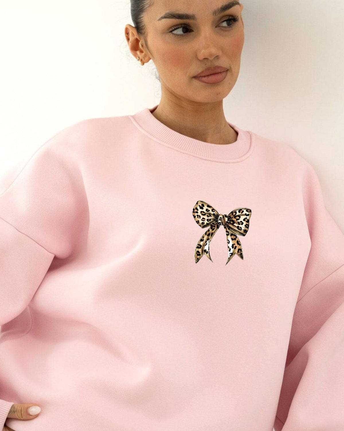Kadın Oversize Sweatshirt Leo Kurdele Baskılı Pembe – Bisiklet Yaka, 3 İplik Şardonlu Polar