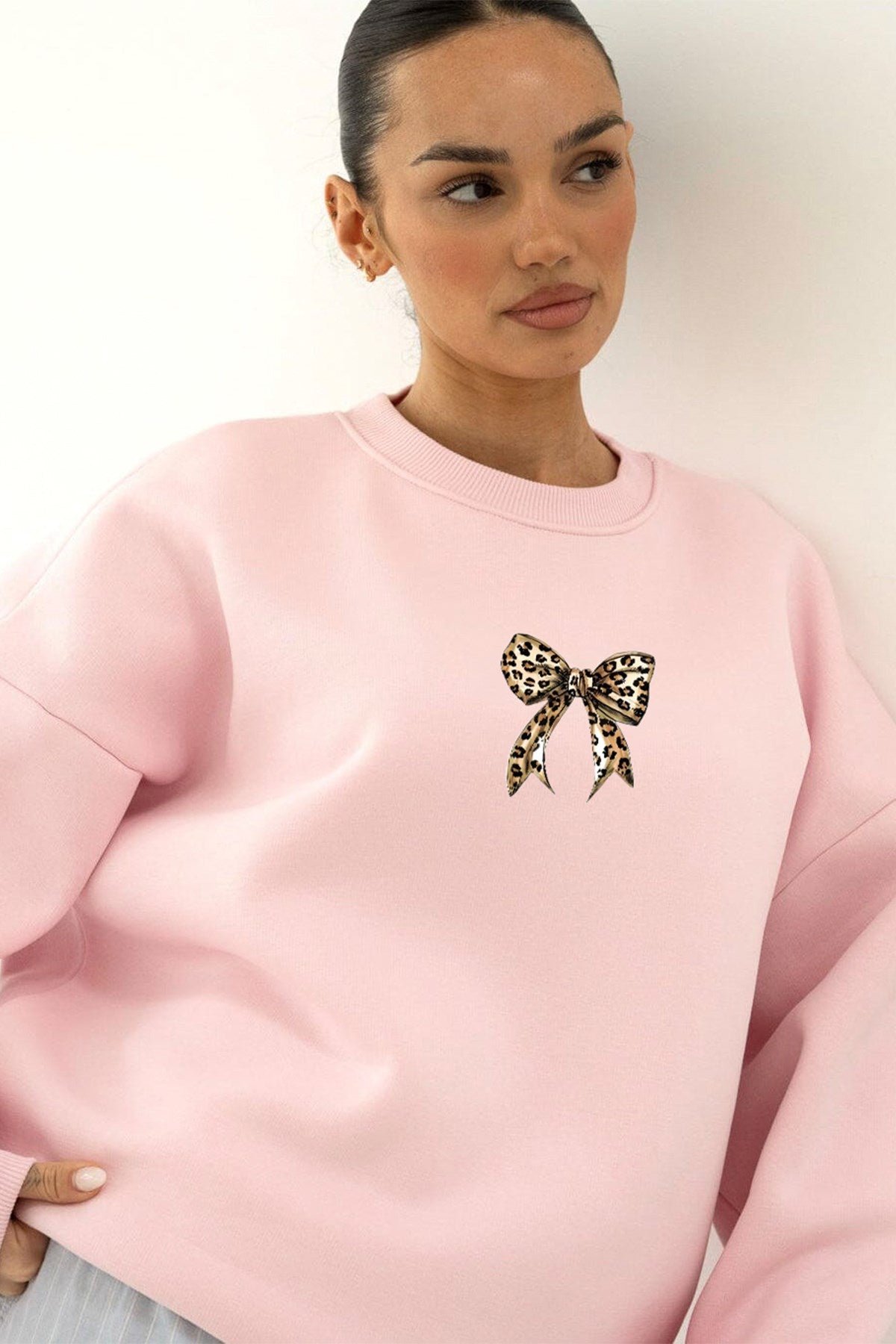 Kadın Oversize Sweatshirt Leo Kurdele Baskılı Pembe – Bisiklet Yaka, 3 İplik Şardonlu Polar