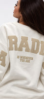 Kadın Oversize Sweatshirt Paradise Varsity Kabartma Baskılı Beyaz – Bisiklet Yaka, 3 İplik Şardonlu Polar