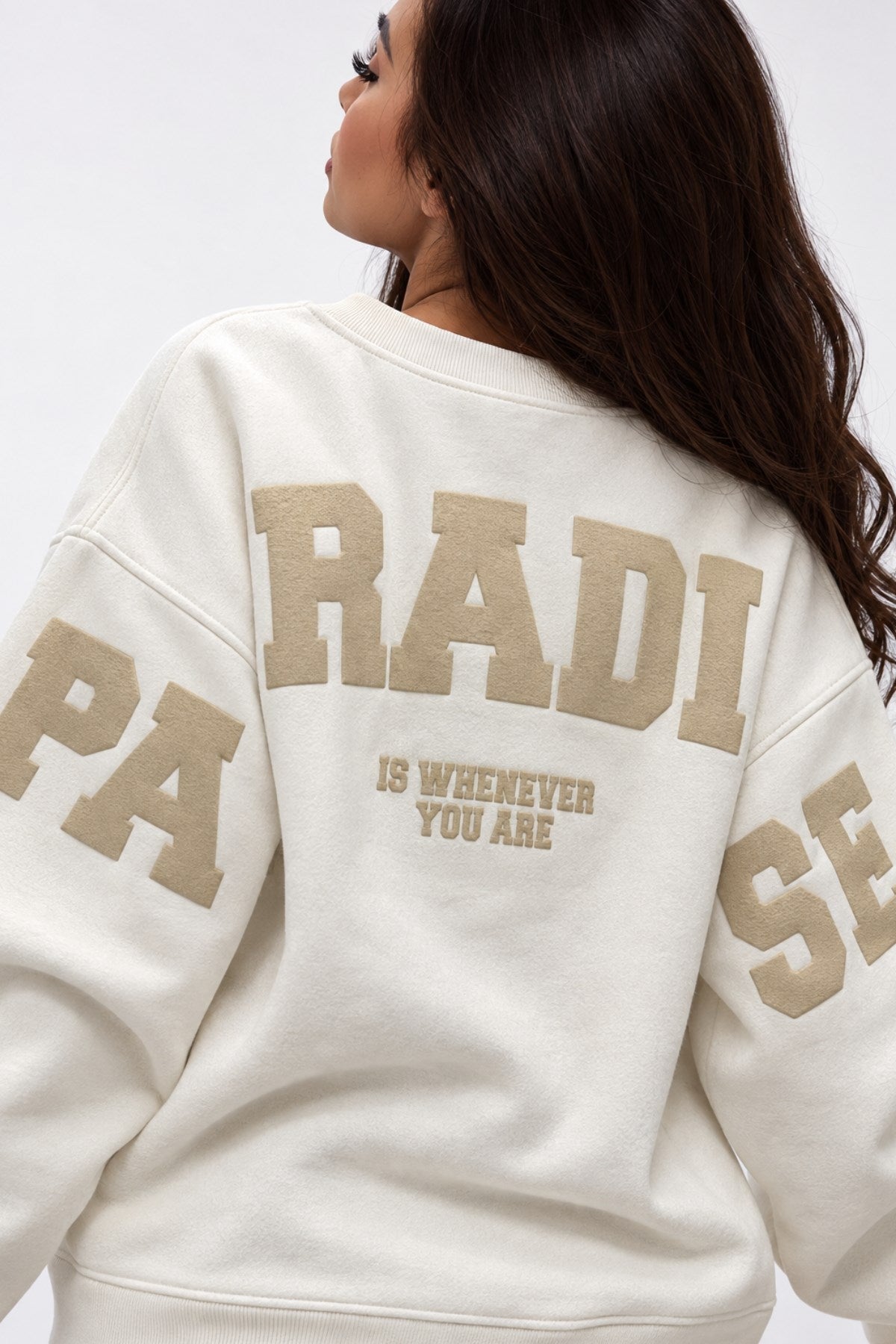 Kadın Oversize Sweatshirt Paradise Varsity Kabartma Baskılı Beyaz – Bisiklet Yaka, 3 İplik Şardonlu Polar