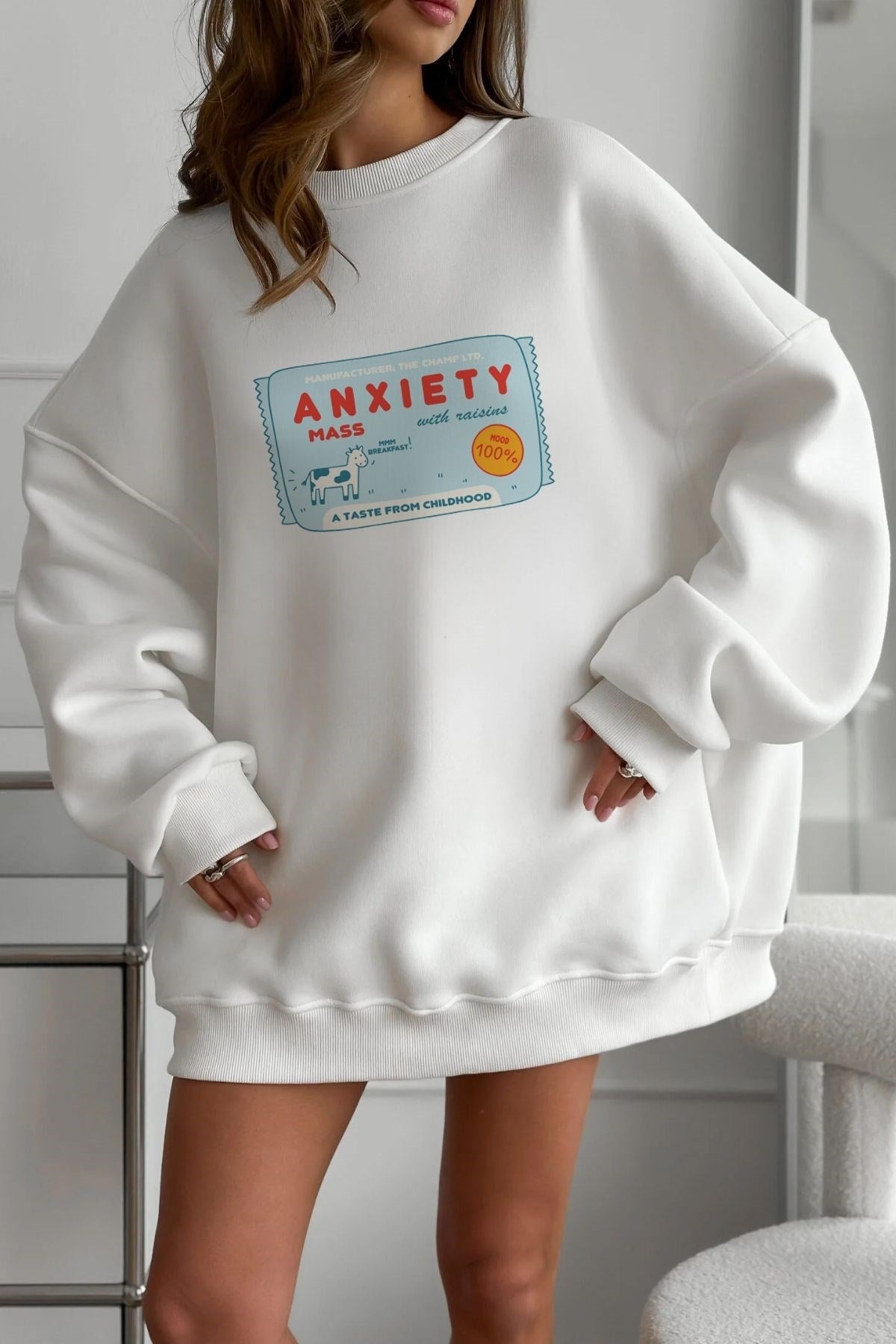 Kadın Oversize Sweatshirt Elbise Anxiety Bar Baskılı Beyaz – Bisiklet Yaka, 3 İplik Şardonlu Polar