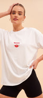 Kadın Oversize Tişört Spicy Lips Baskılı Beyaz – Bisiklet Yaka, Rahat Kalıp, %100 Pamuk