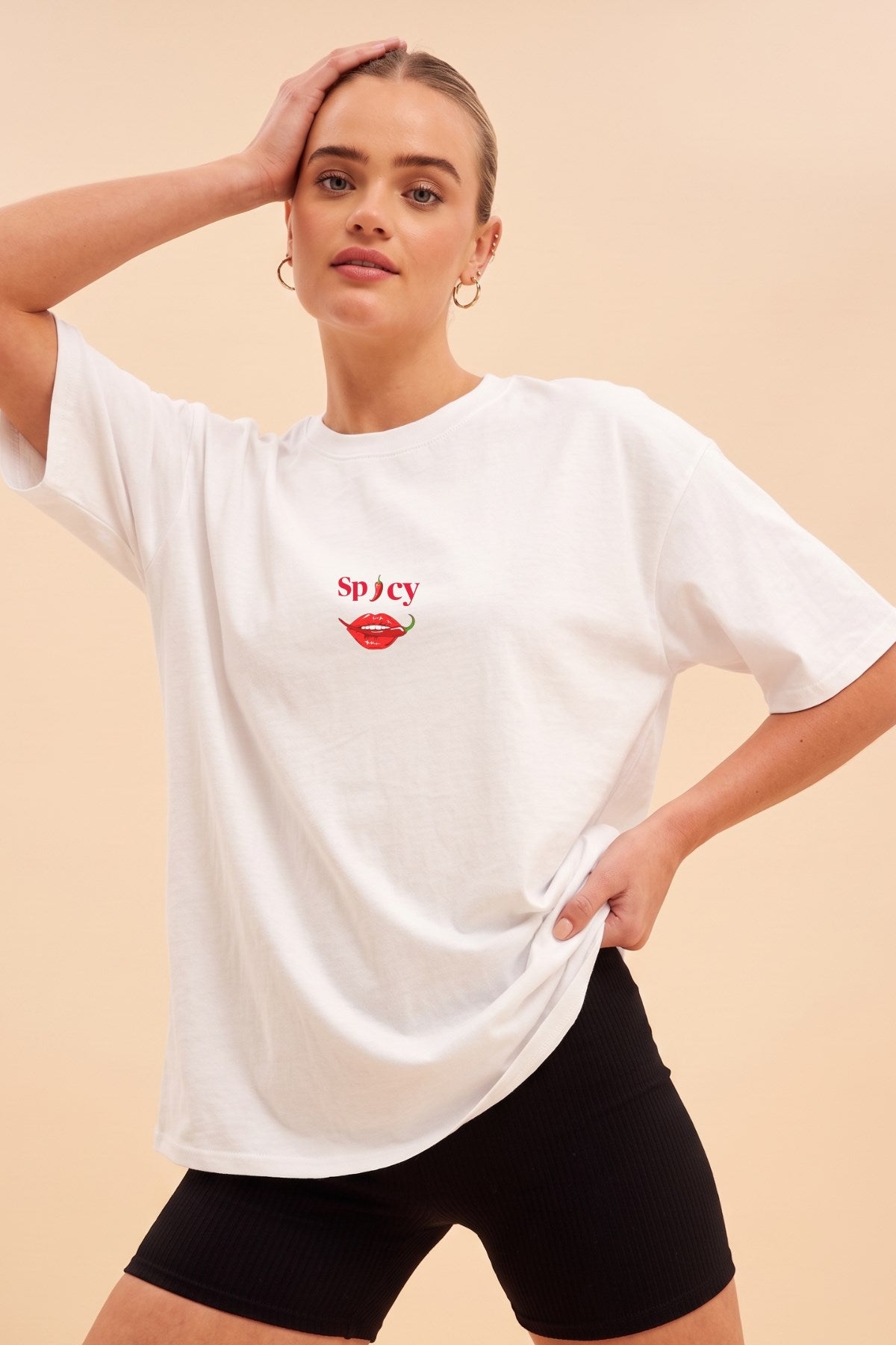 Kadın Oversize Tişört Spicy Lips Baskılı Beyaz – Bisiklet Yaka, Rahat Kalıp, %100 Pamuk
