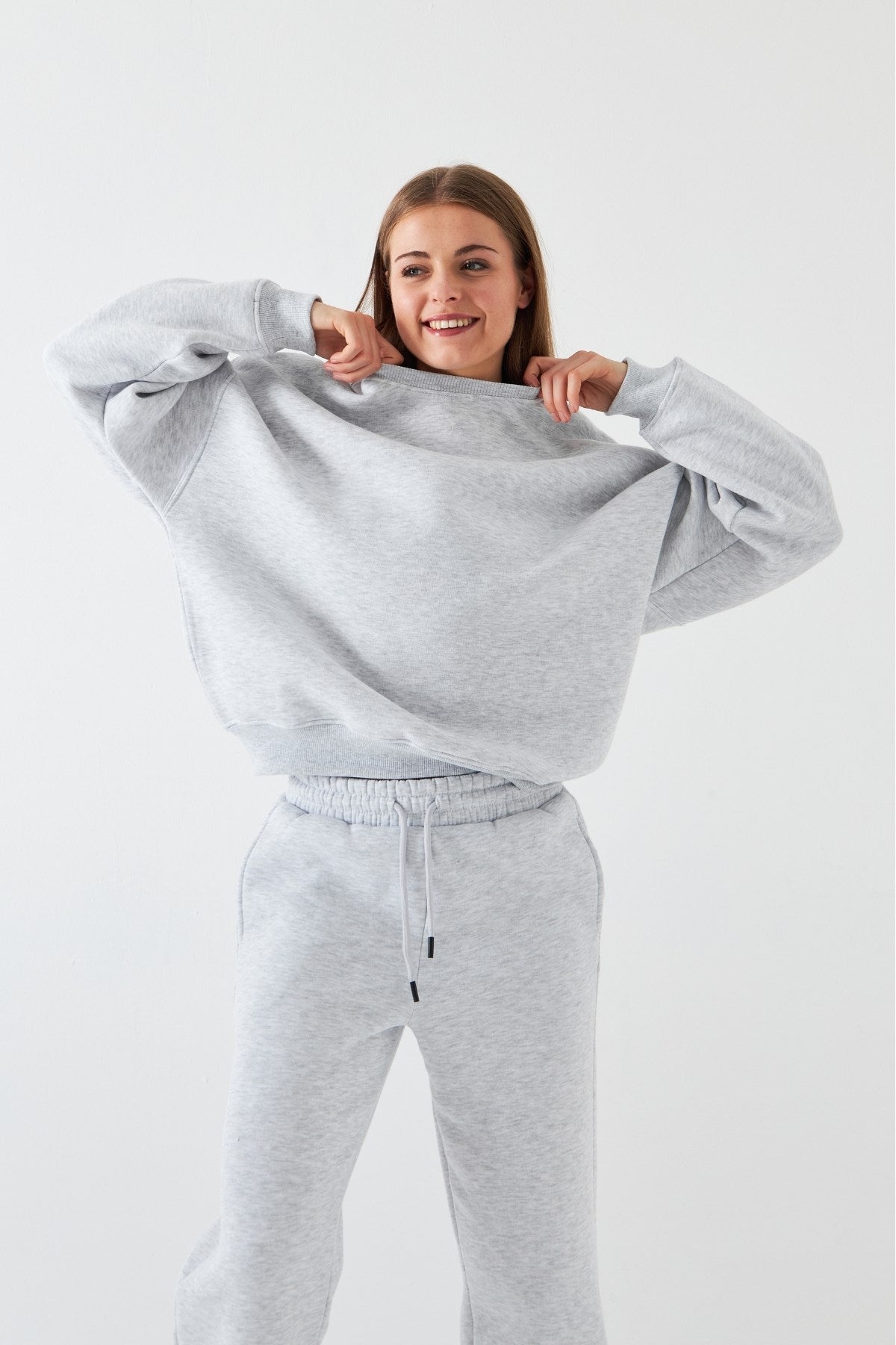 Unisex Oversize Eşofman Takımı Basic Gri – Bisiklet Yaka, Lastikli Paça, 3 İplik Şardonlu Polar