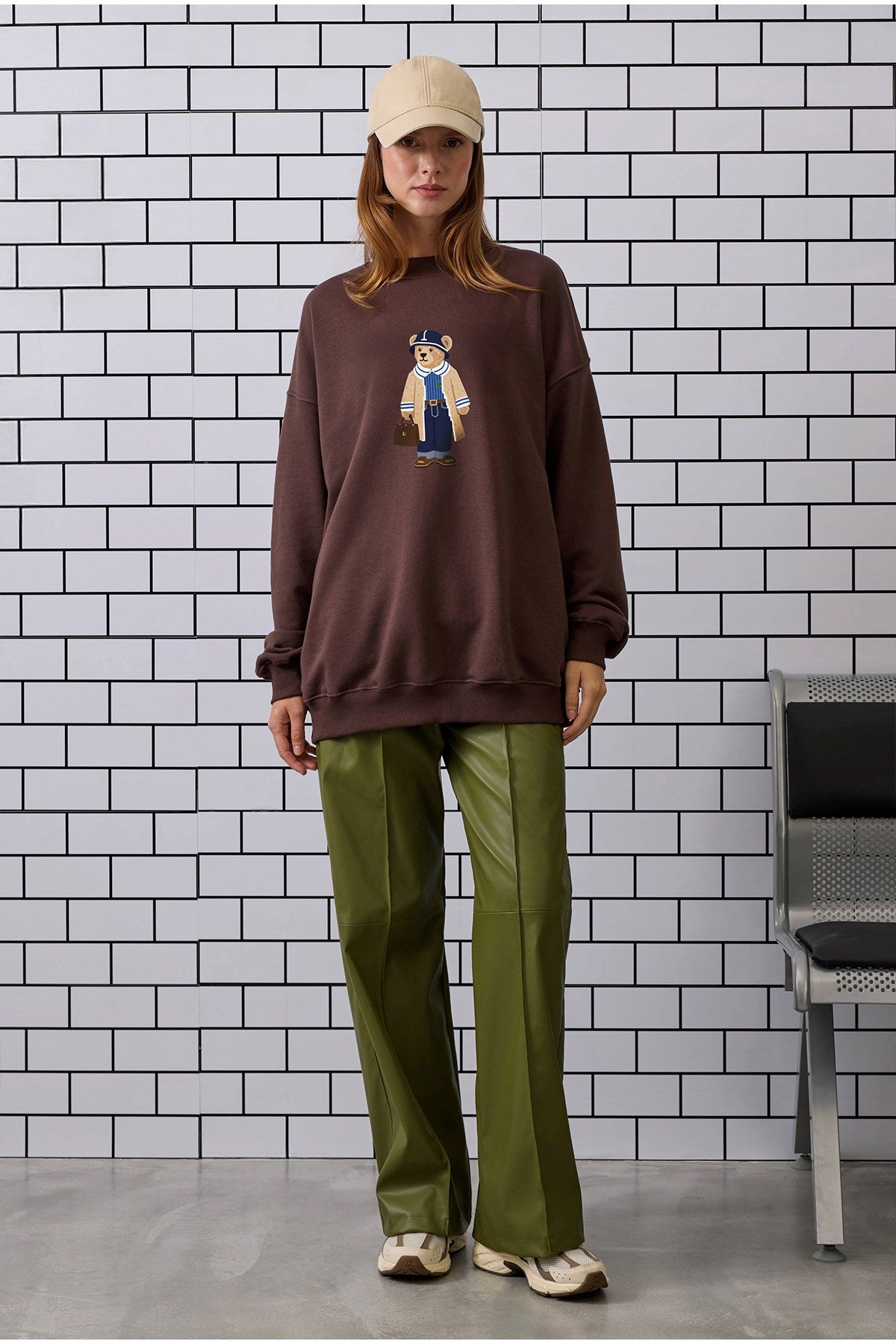 Kadın Oversize Sweatshirt Traveler Bear Baskılı Kahverengi – Bisiklet Yaka, 3 İplik Şardonlu Polar