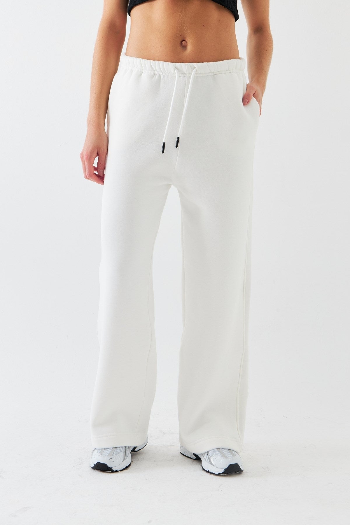 Oversize Unisex Eşofman Altı Beyaz – 3 İplik Şardonlu, Bol Paça, Cepli, Modern Rahat Kesim